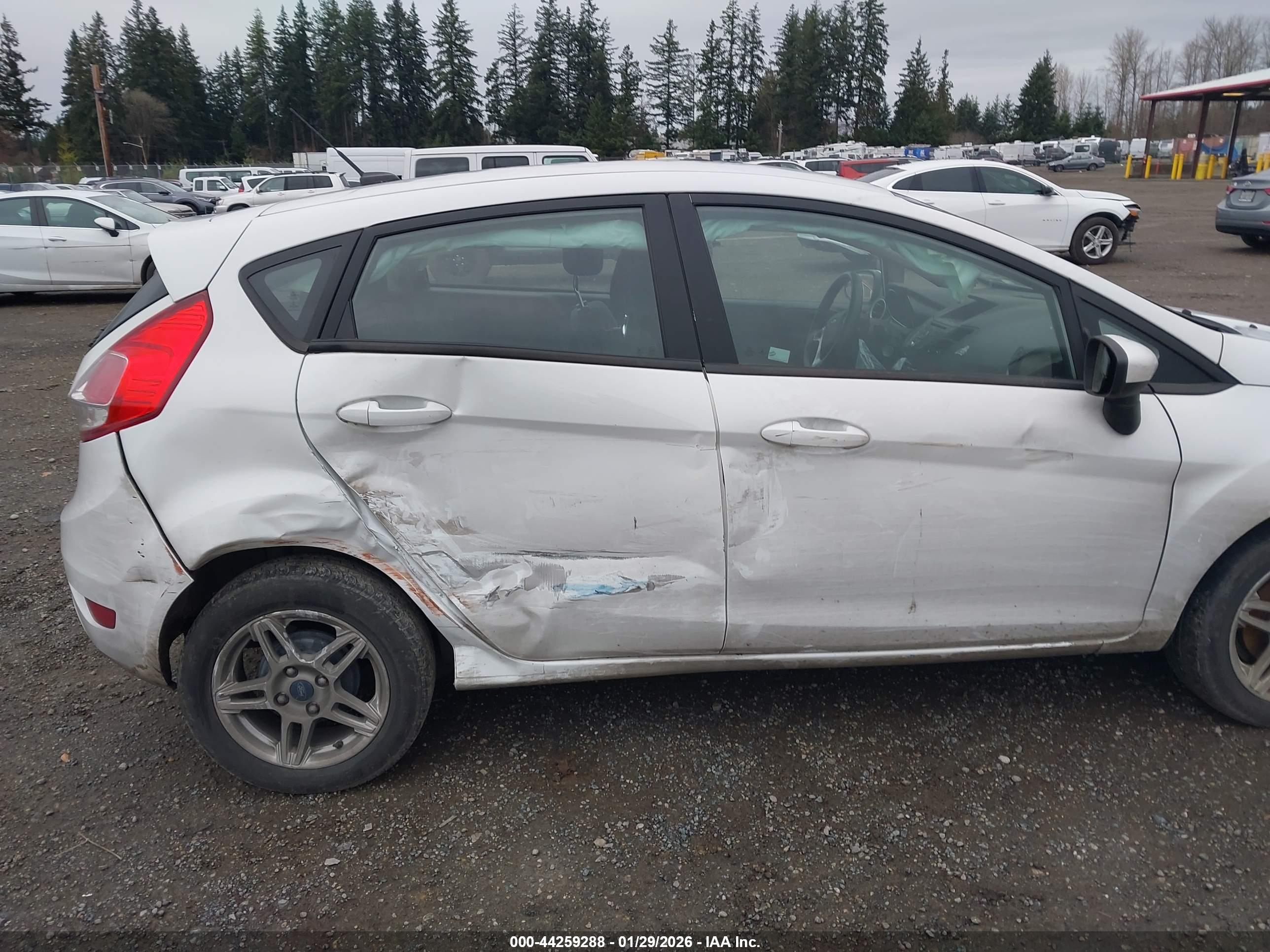 FORD FIESTA image 6