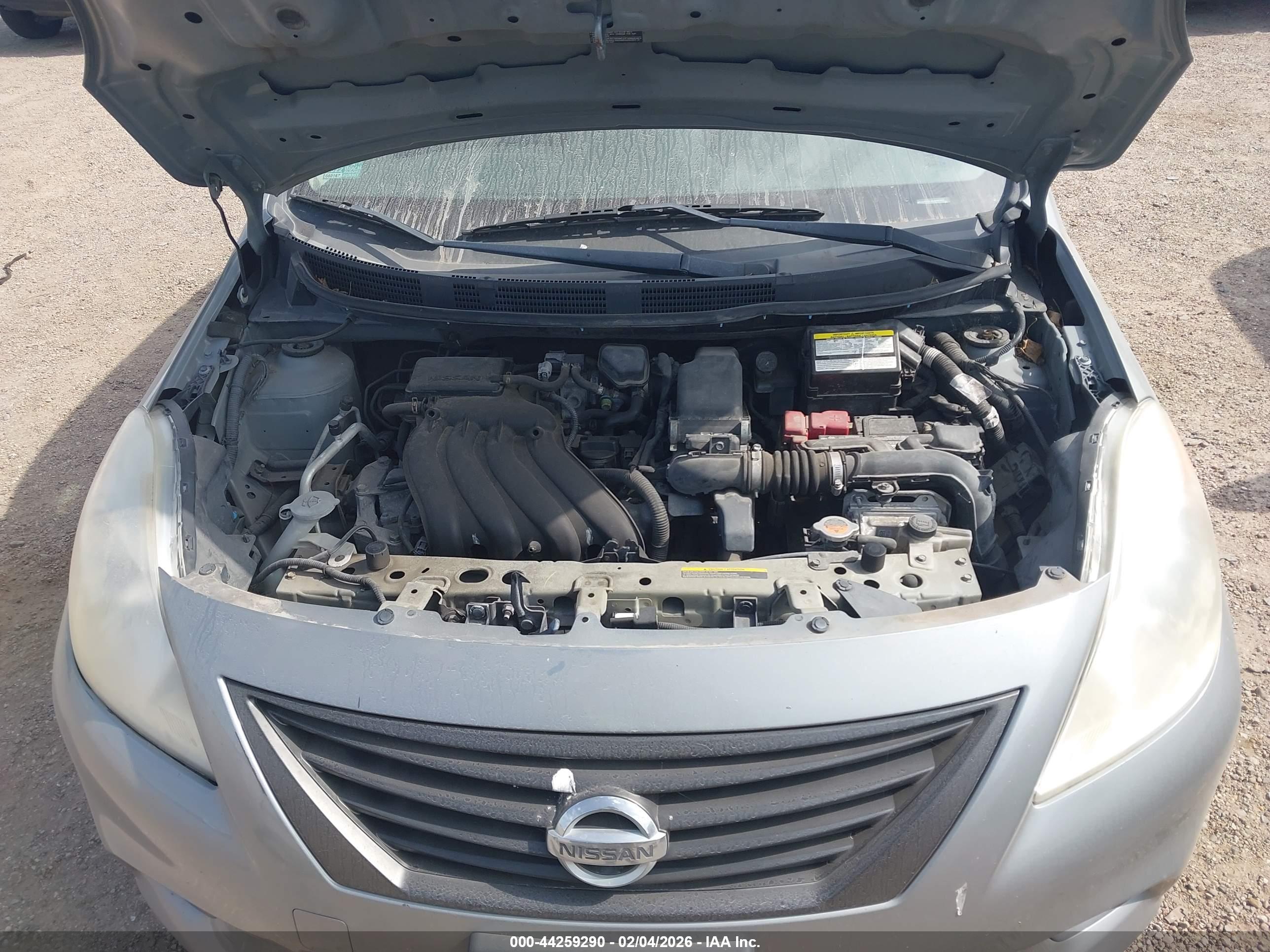 NISSAN VERSA image 10