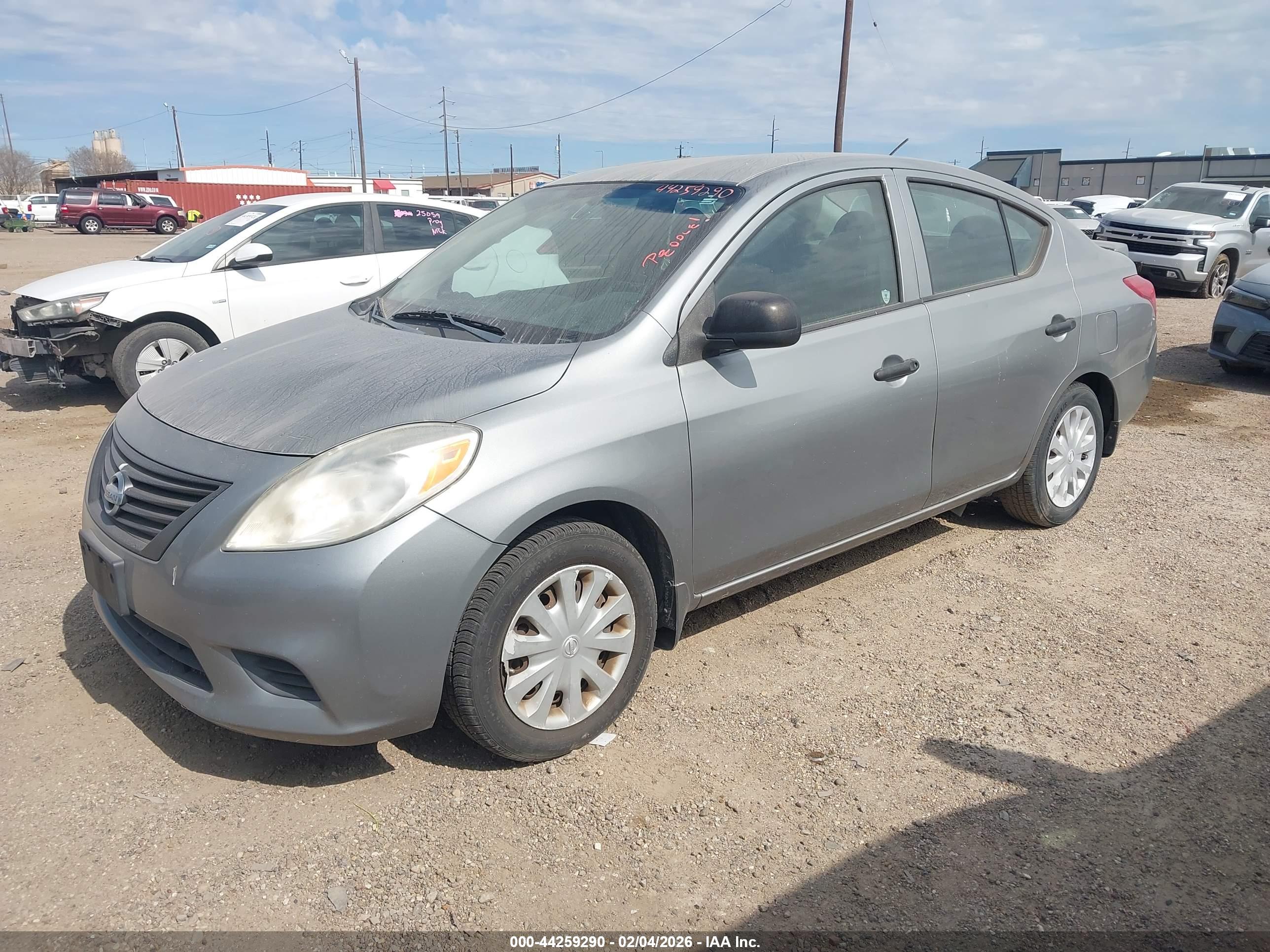 NISSAN VERSA image 2