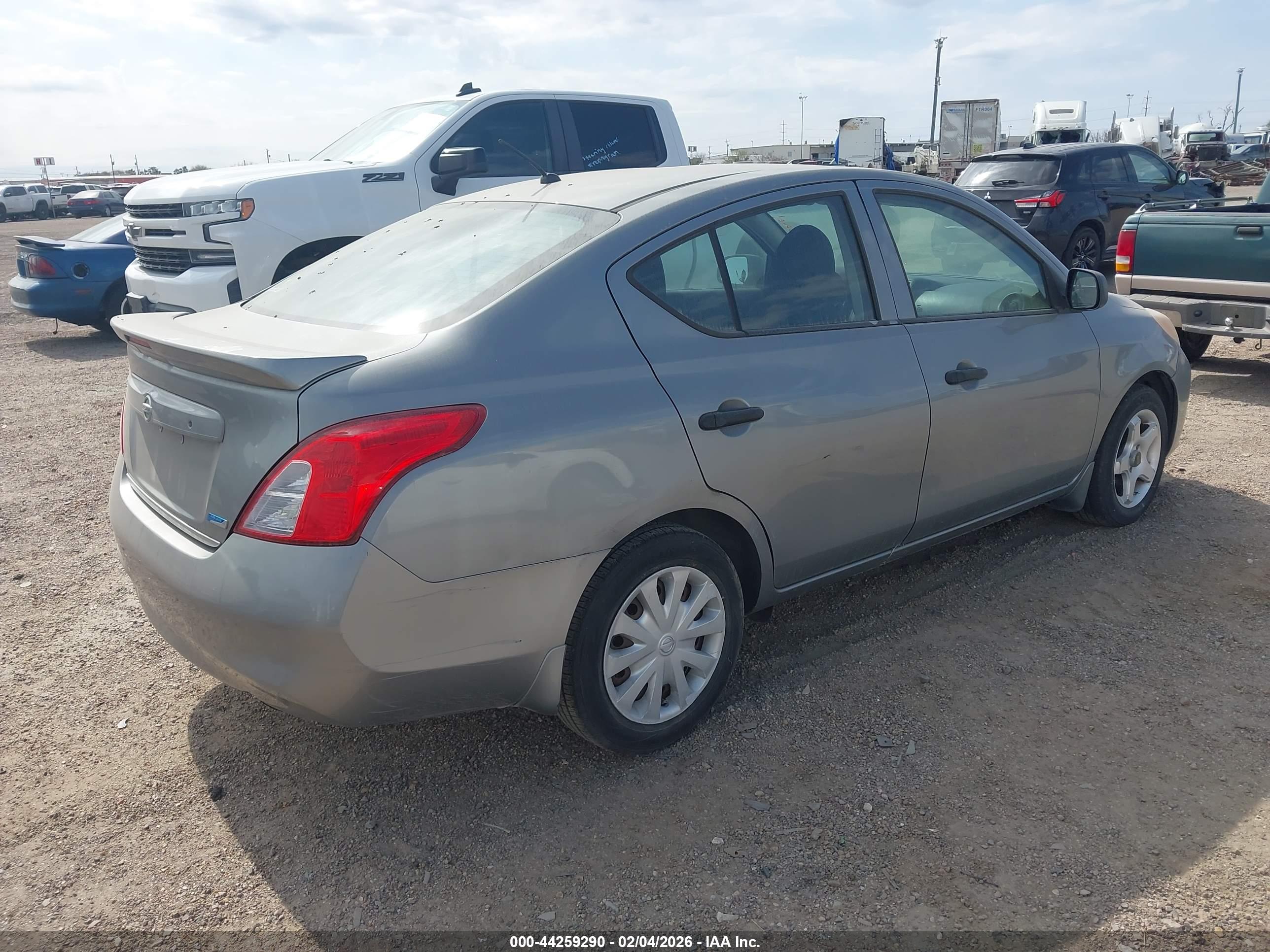 NISSAN VERSA image 4