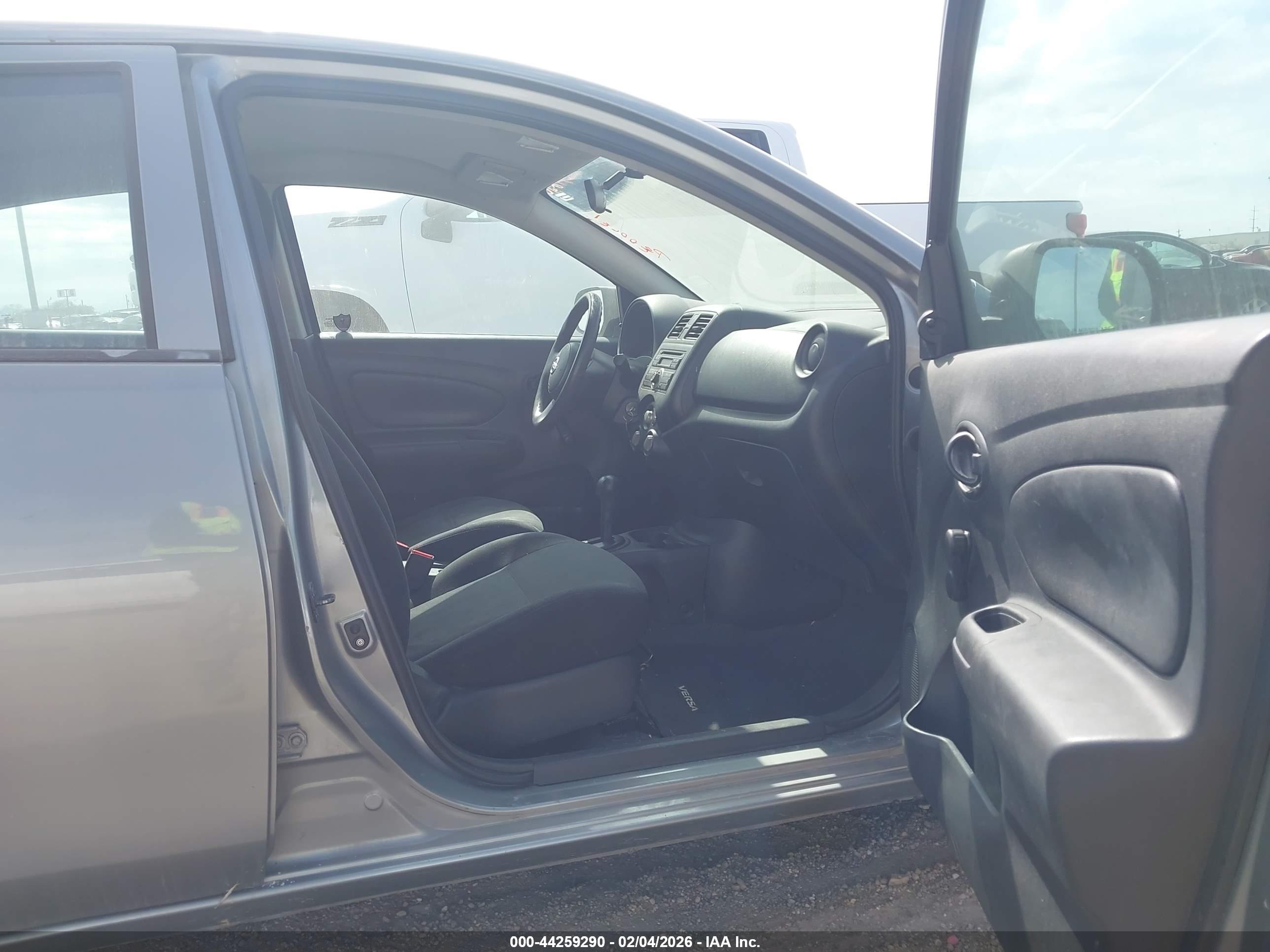 NISSAN VERSA image 5