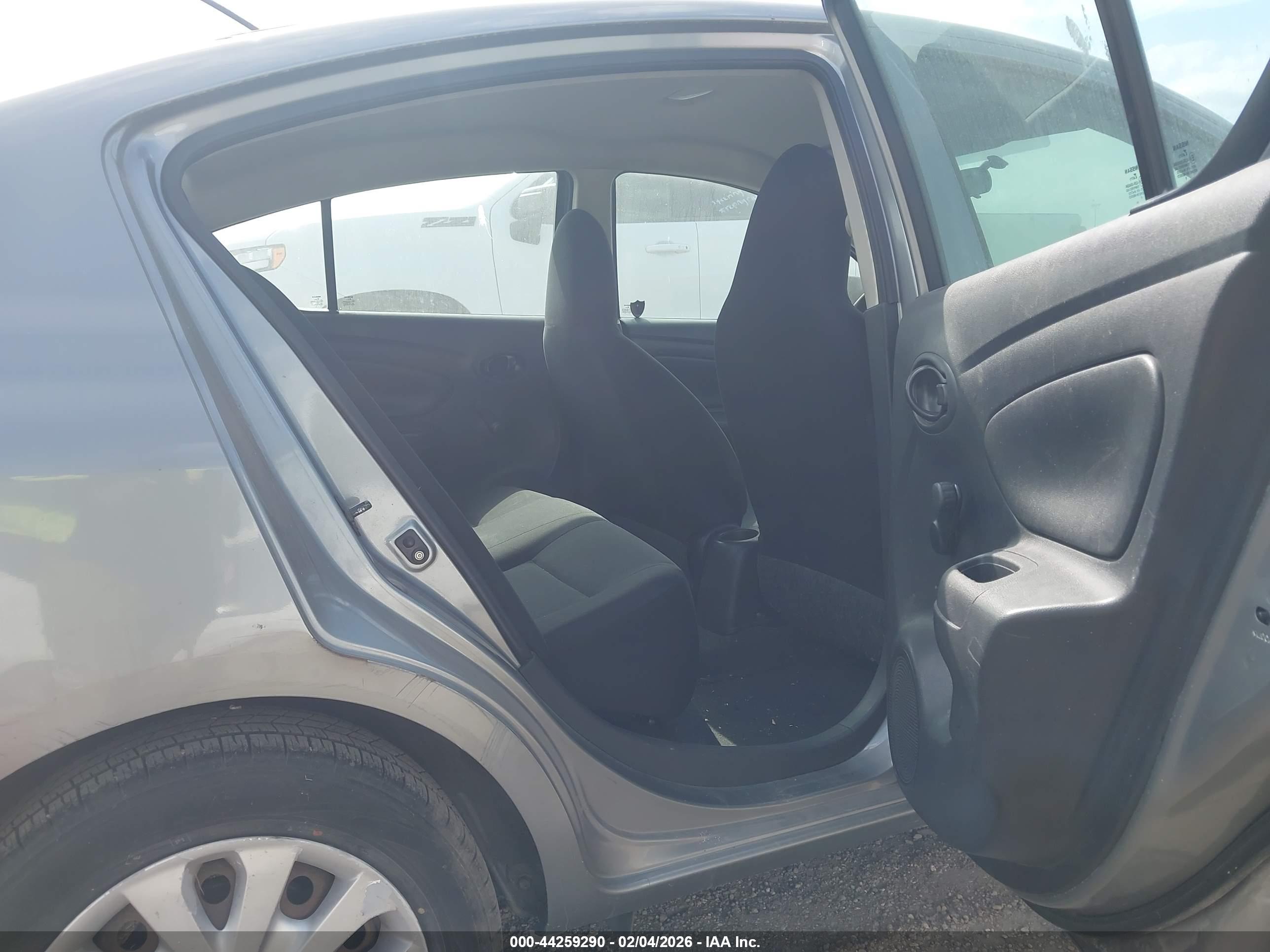NISSAN VERSA image 8