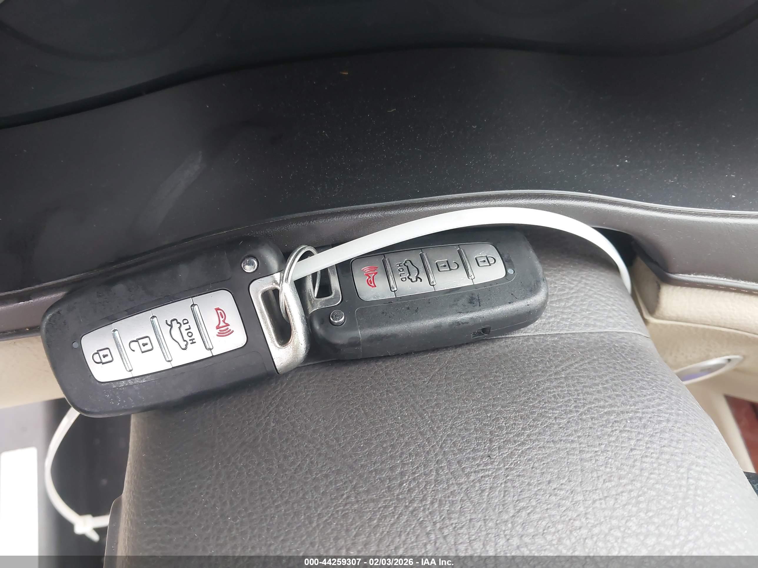 HYUNDAI GENESIS image 11
