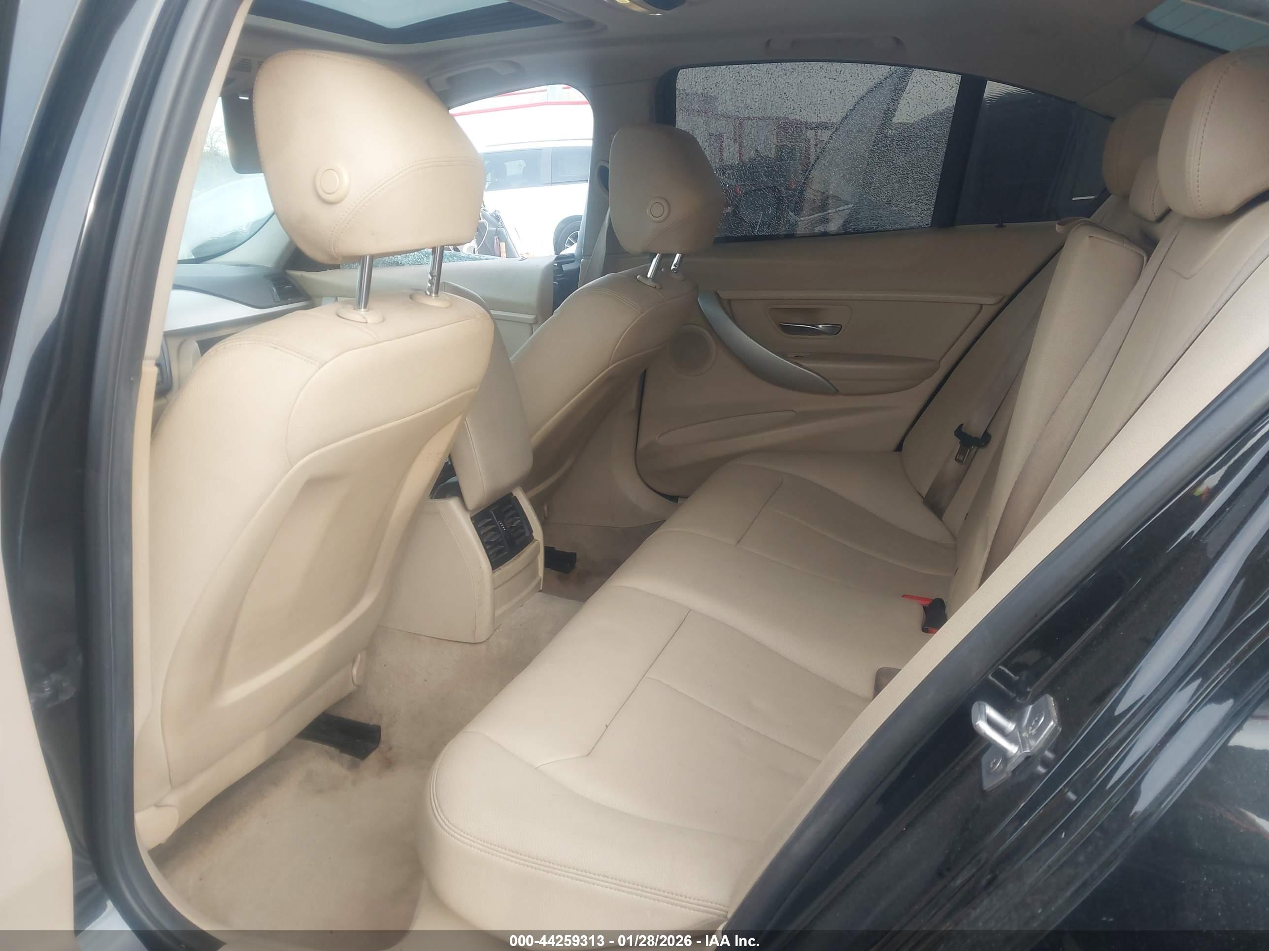 BMW 320I image 8