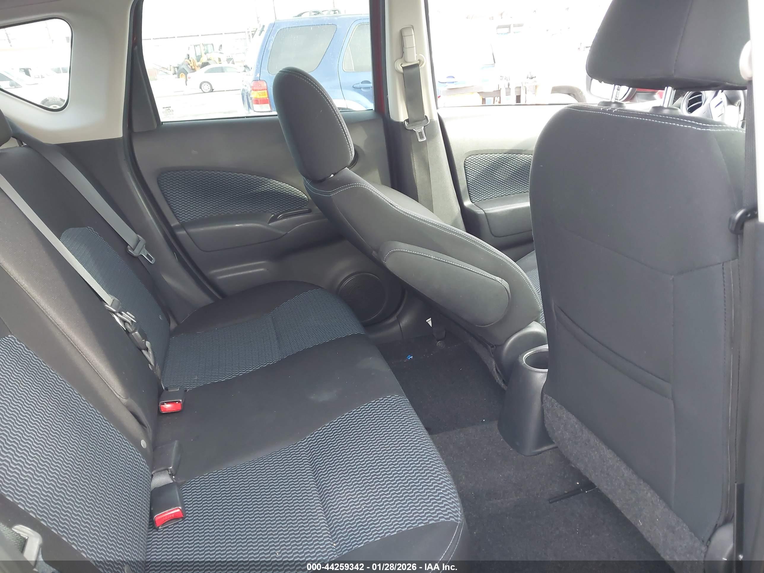 NISSAN VERSA image 8