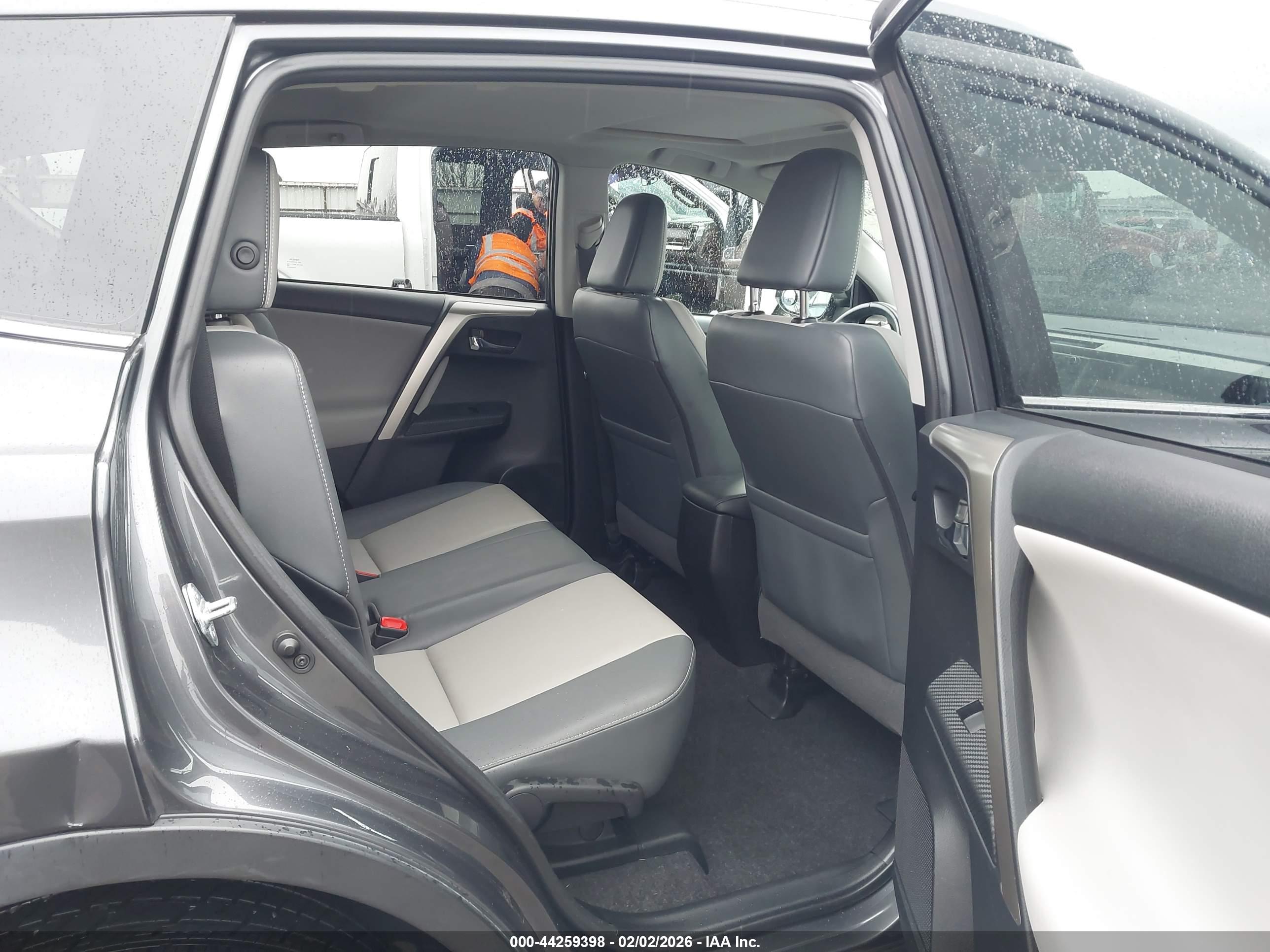 TOYOTA RAV4 image 8