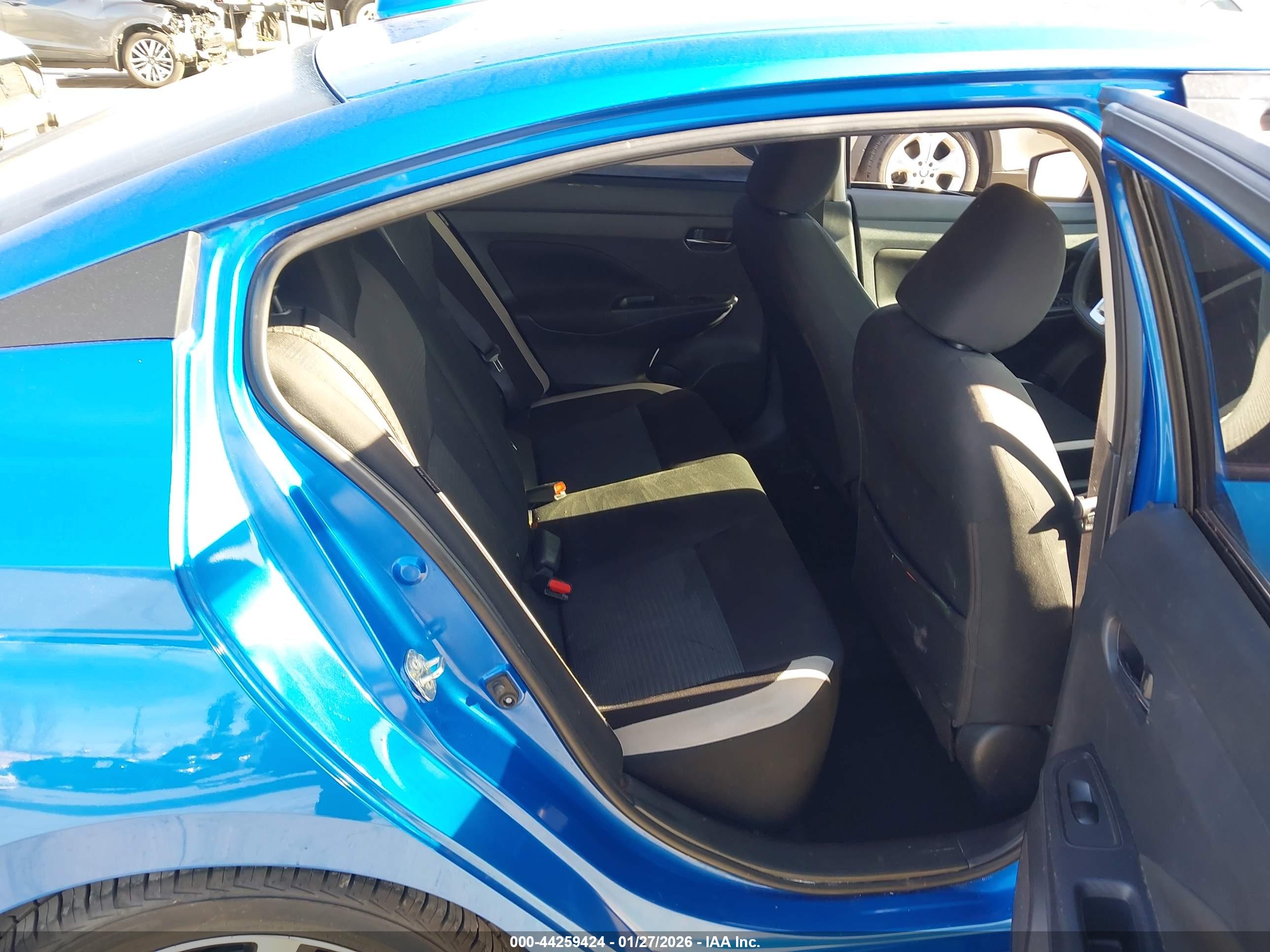 NISSAN VERSA image 8