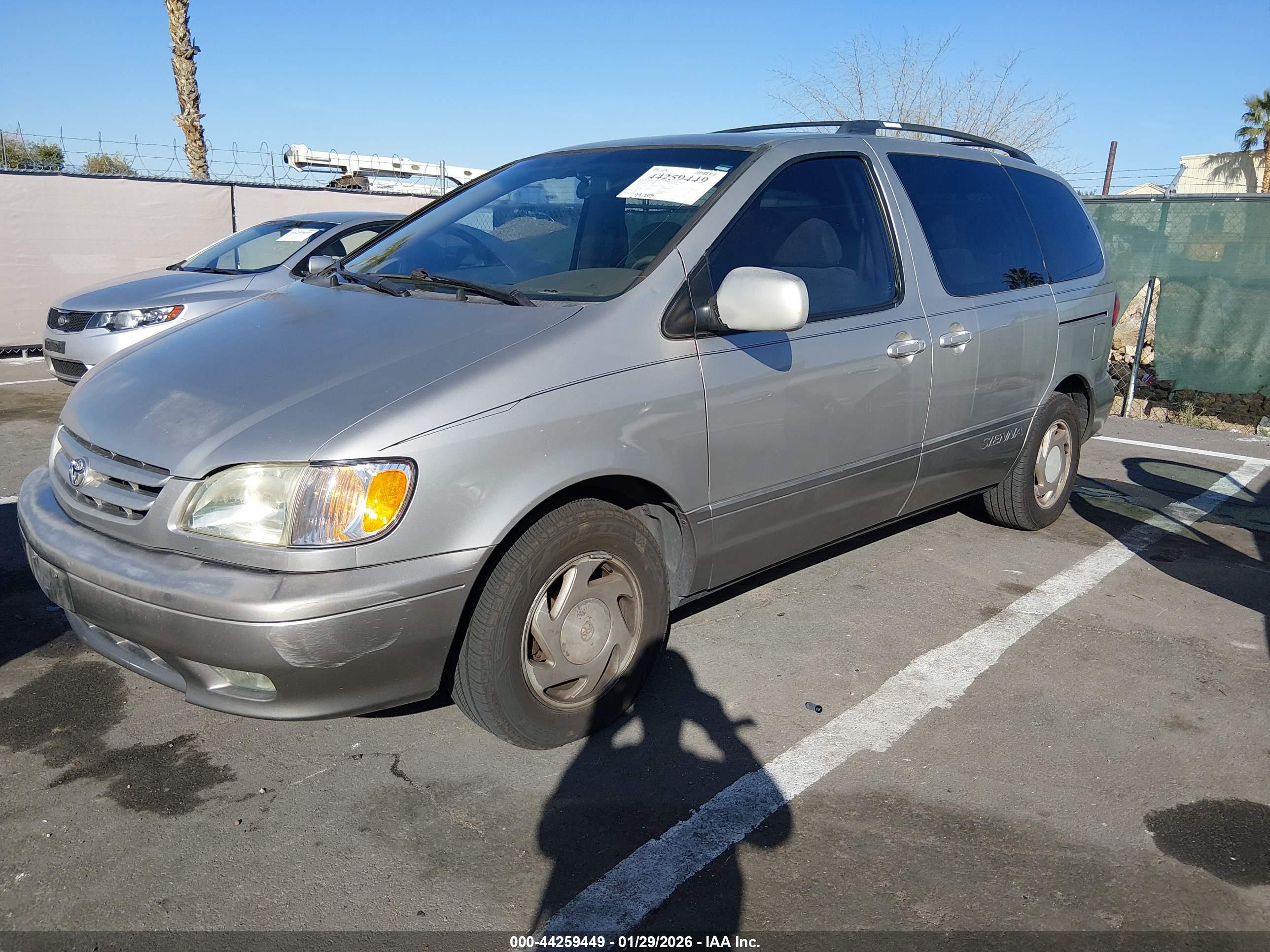TOYOTA SIENNA image 2