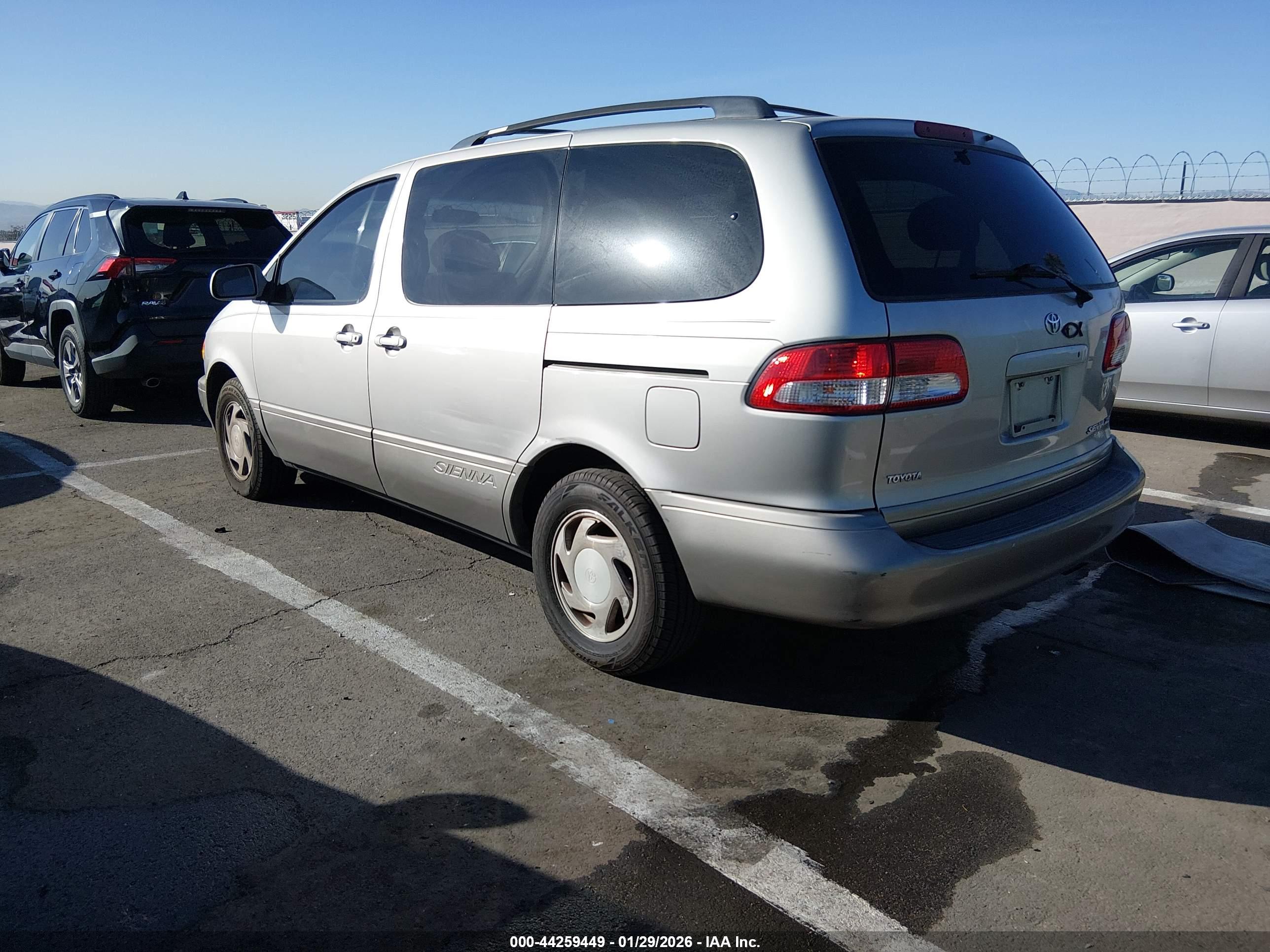 TOYOTA SIENNA image 3