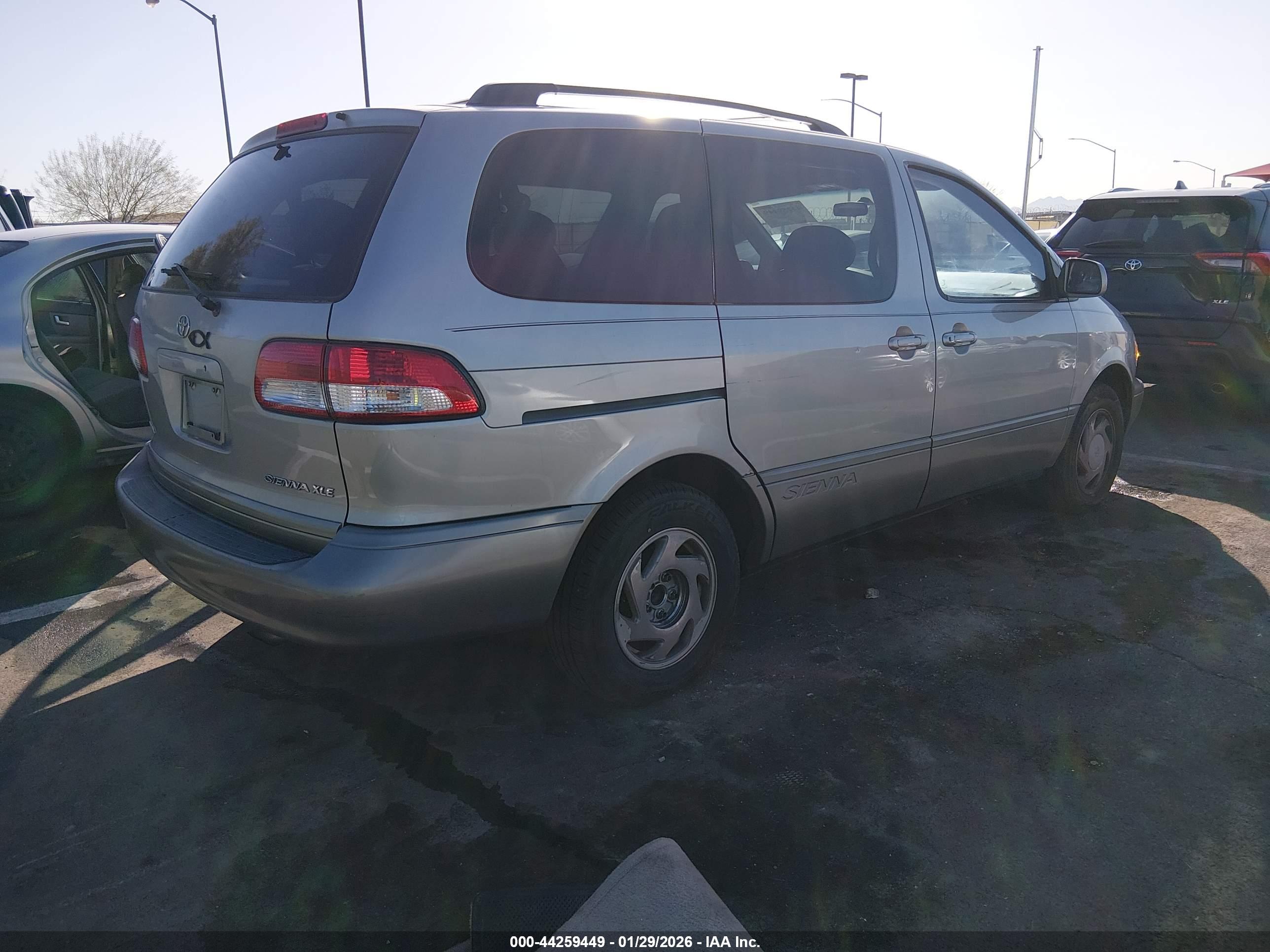 TOYOTA SIENNA image 4