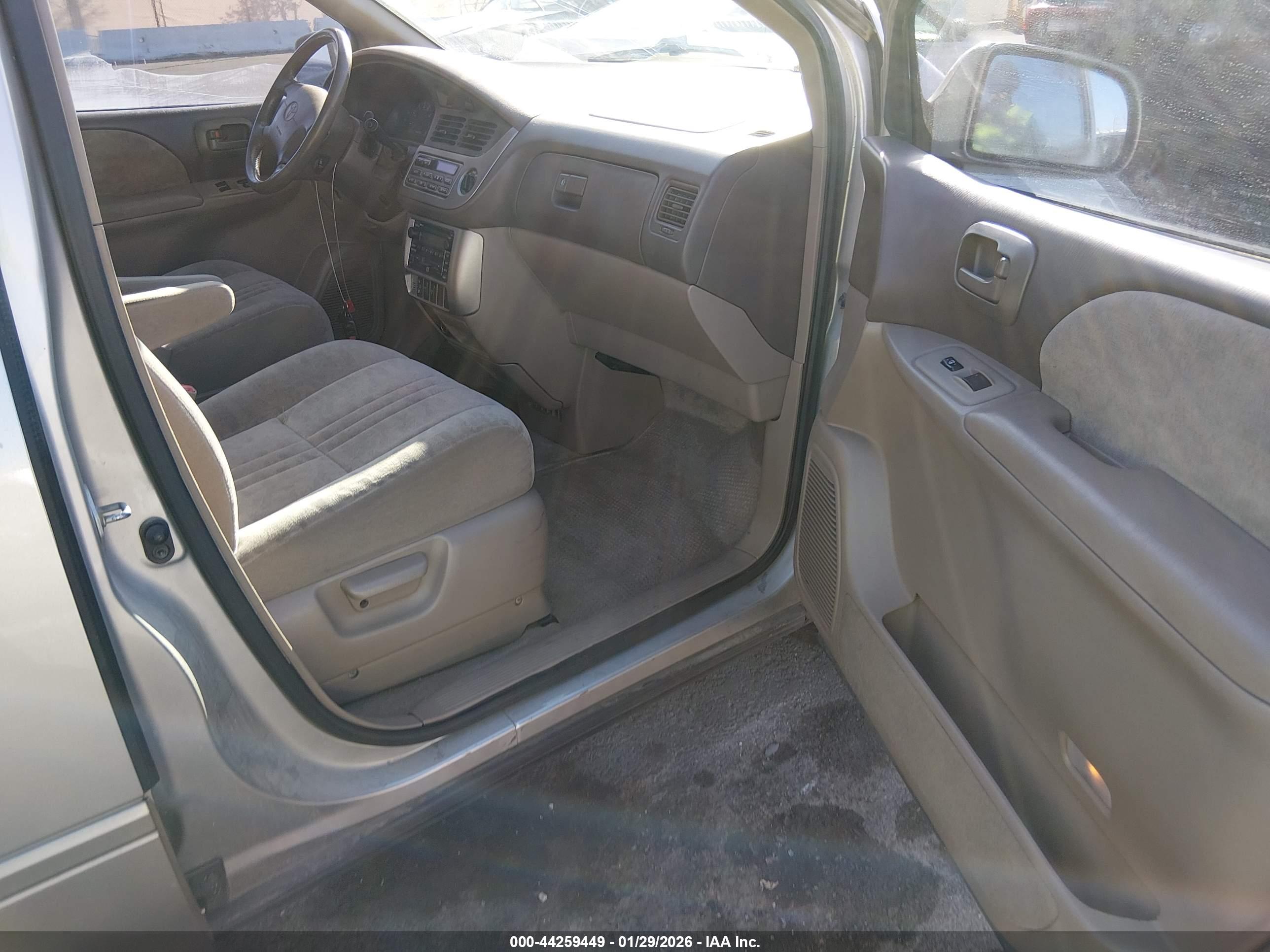 TOYOTA SIENNA image 5