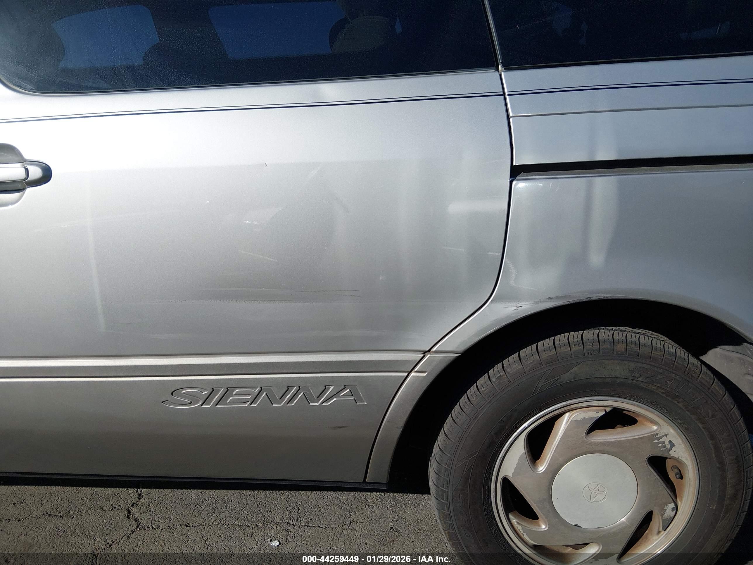 TOYOTA SIENNA image 6