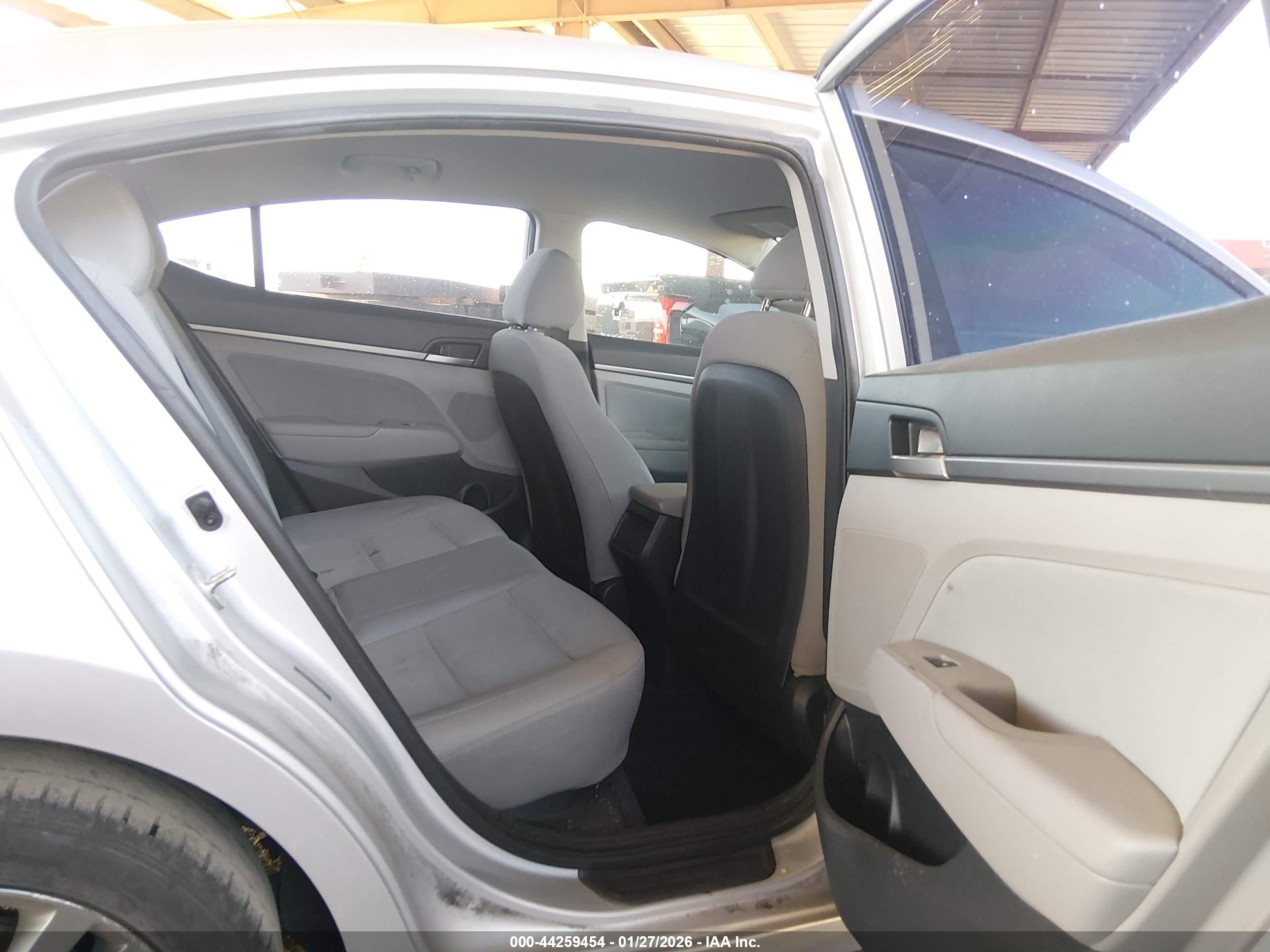 HYUNDAI ELANTRA image 8