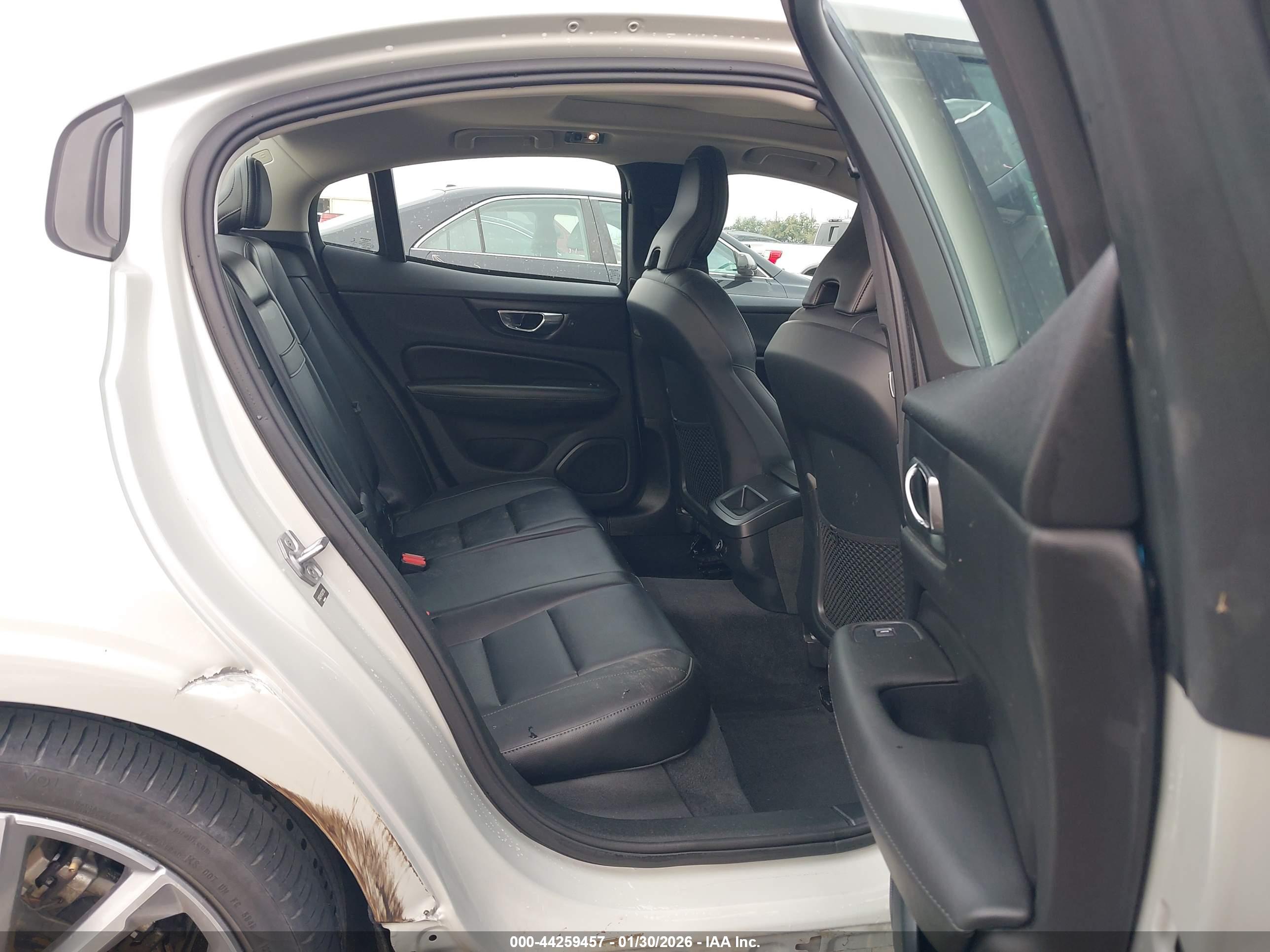 VOLVO S60 image 8