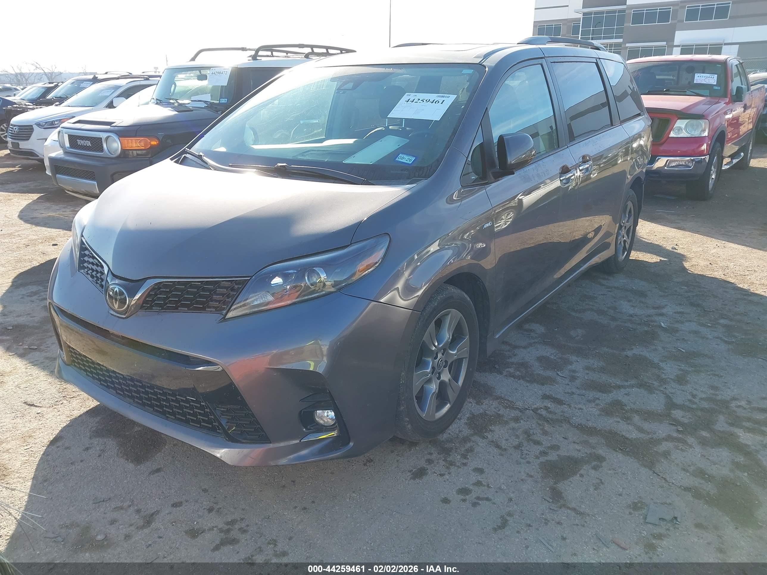 TOYOTA SIENNA image 2