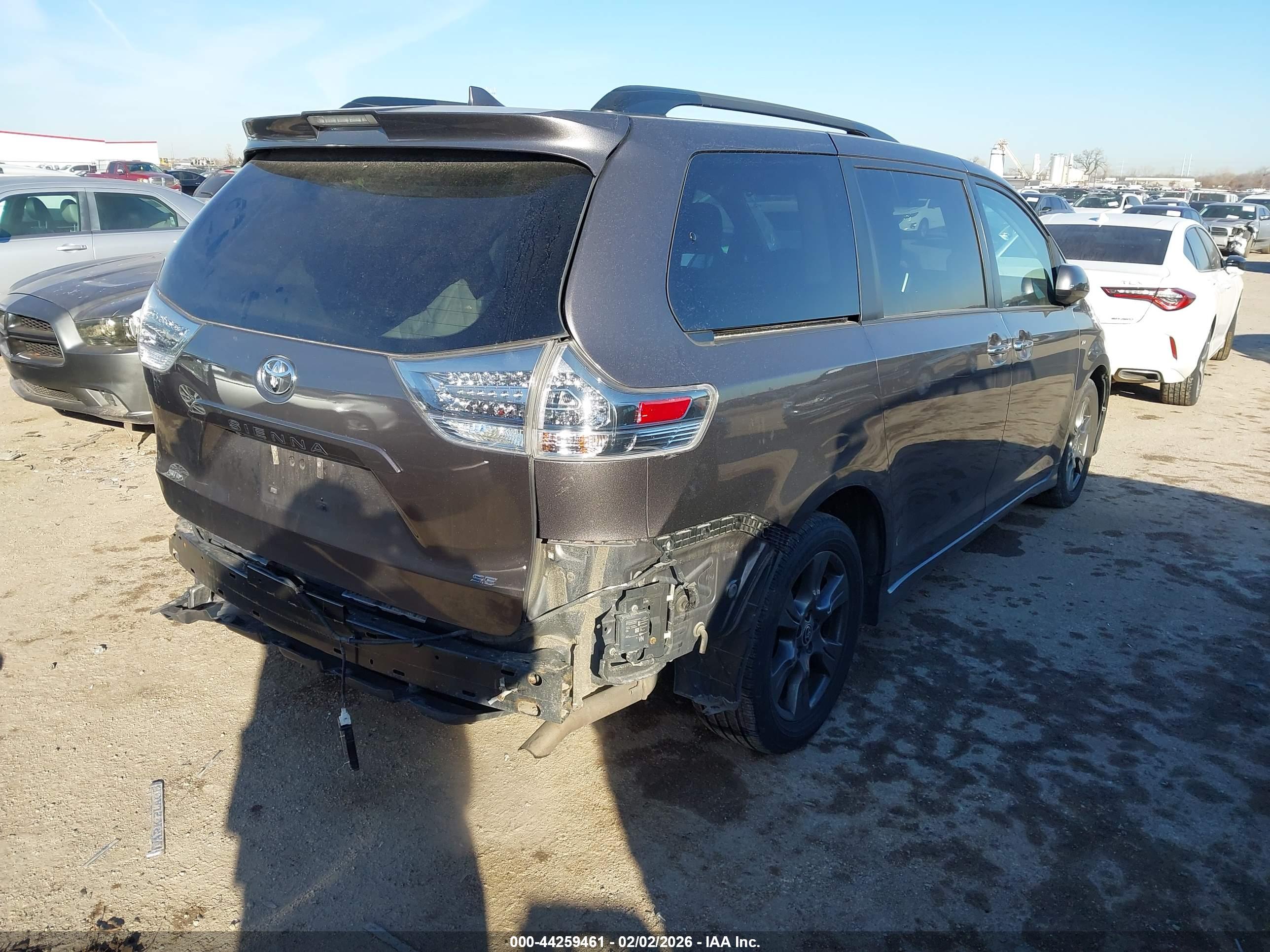 TOYOTA SIENNA image 4