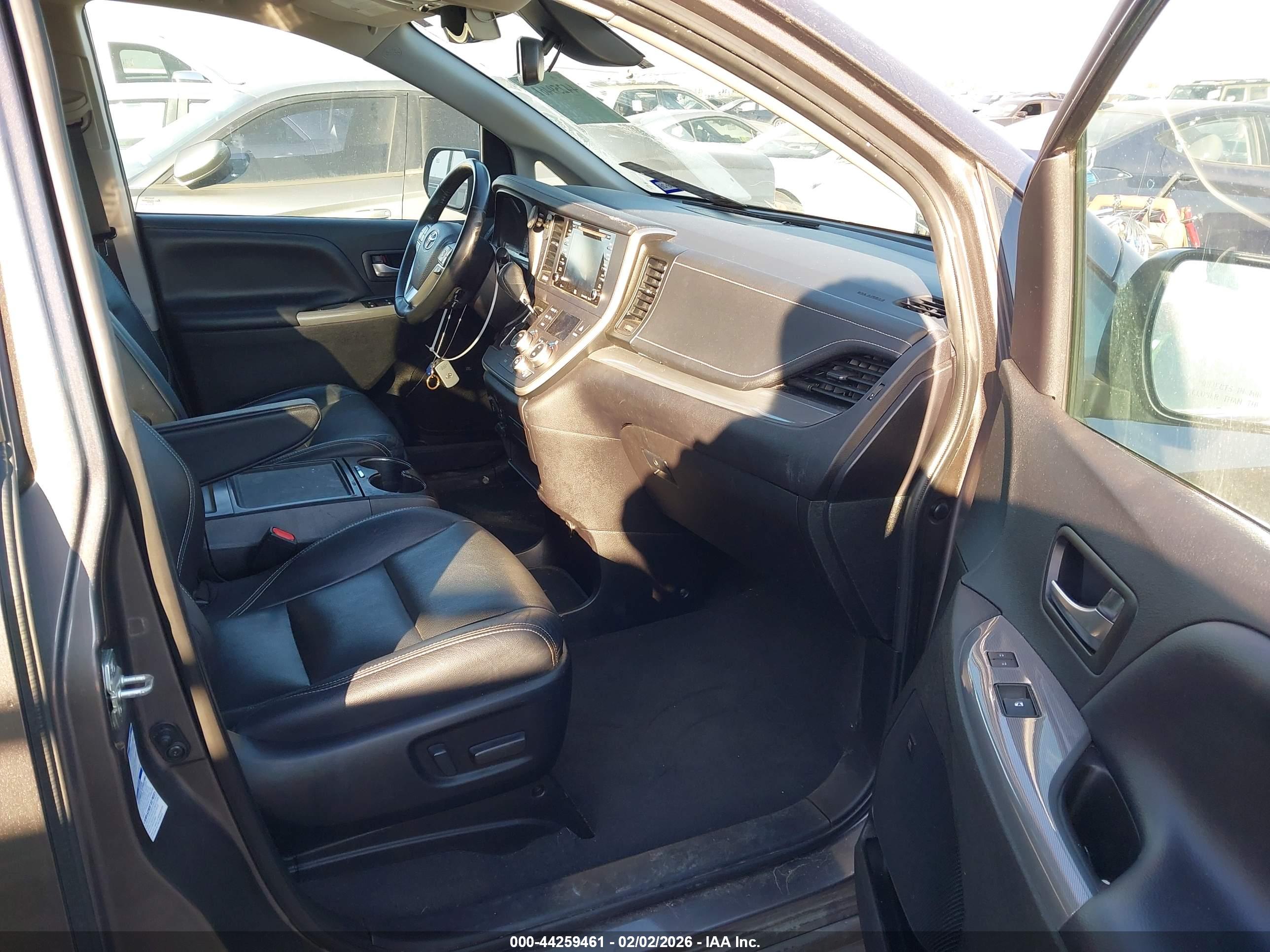 TOYOTA SIENNA image 5