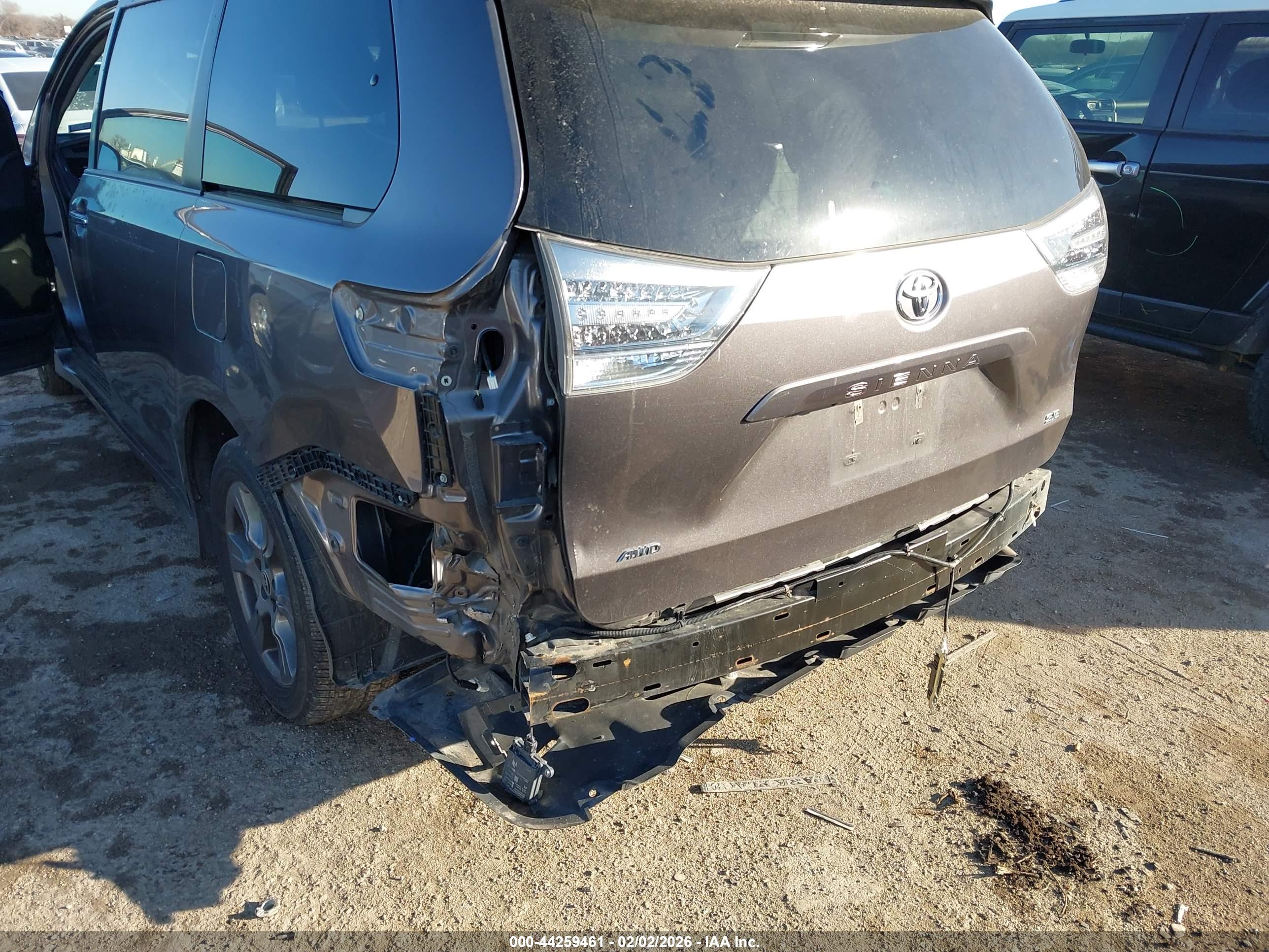TOYOTA SIENNA image 6