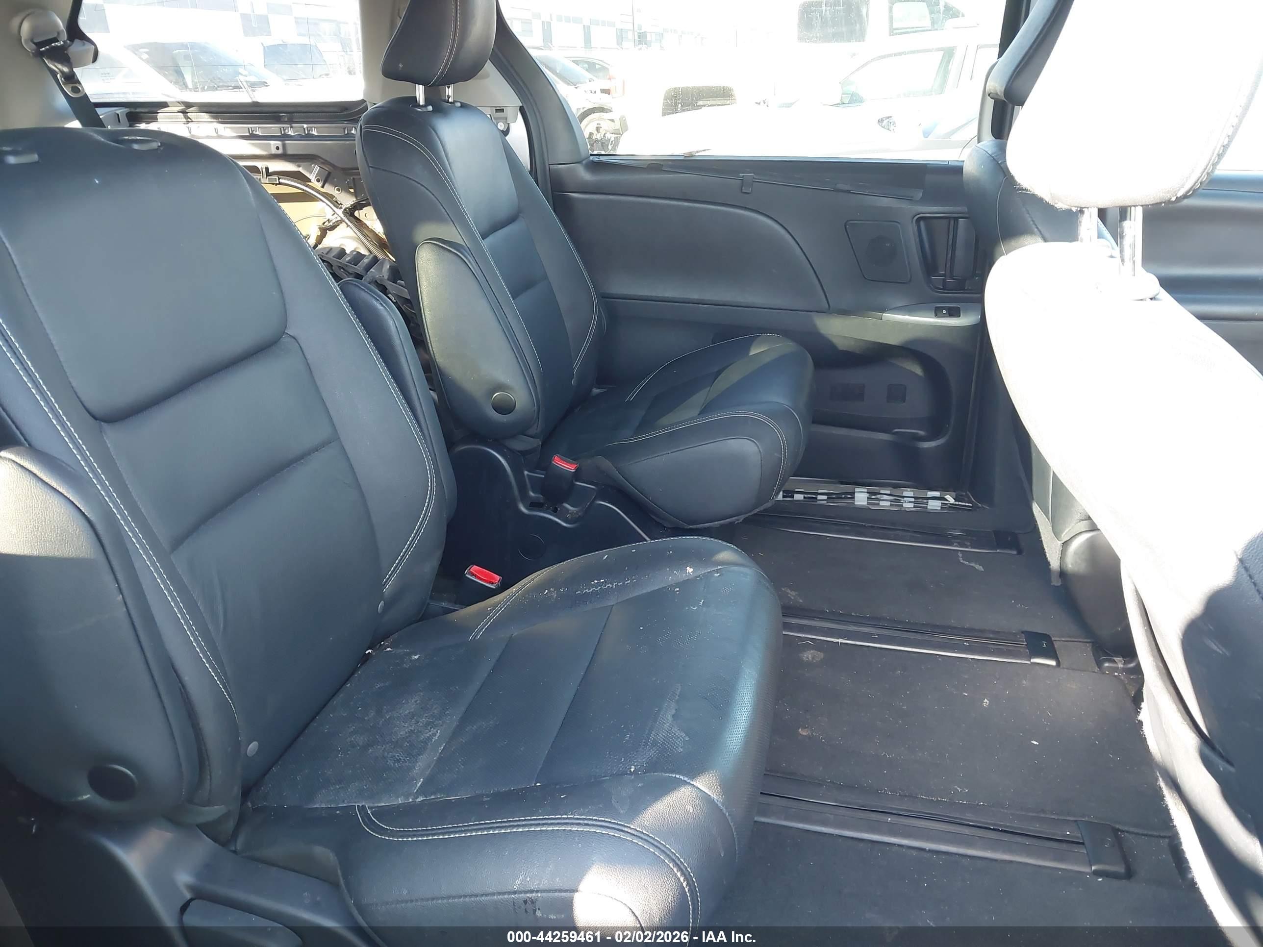 TOYOTA SIENNA image 8