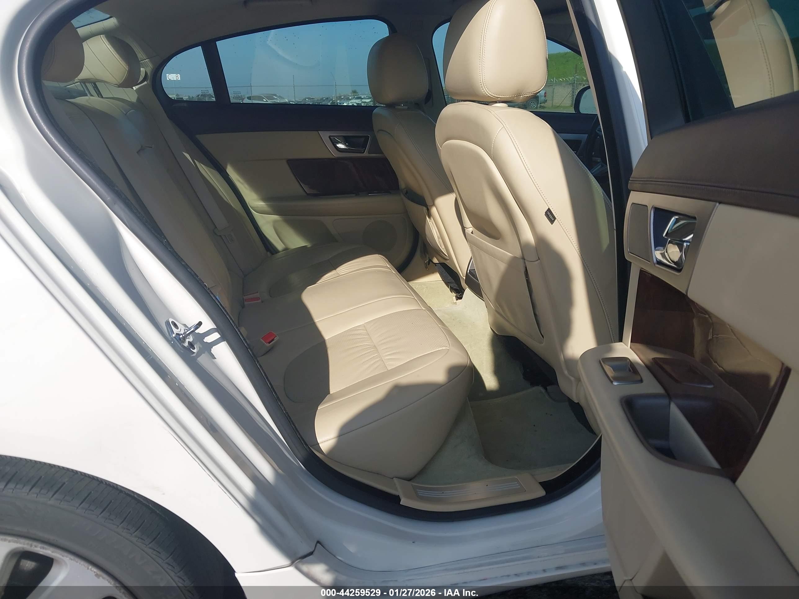 JAGUAR XF image 8
