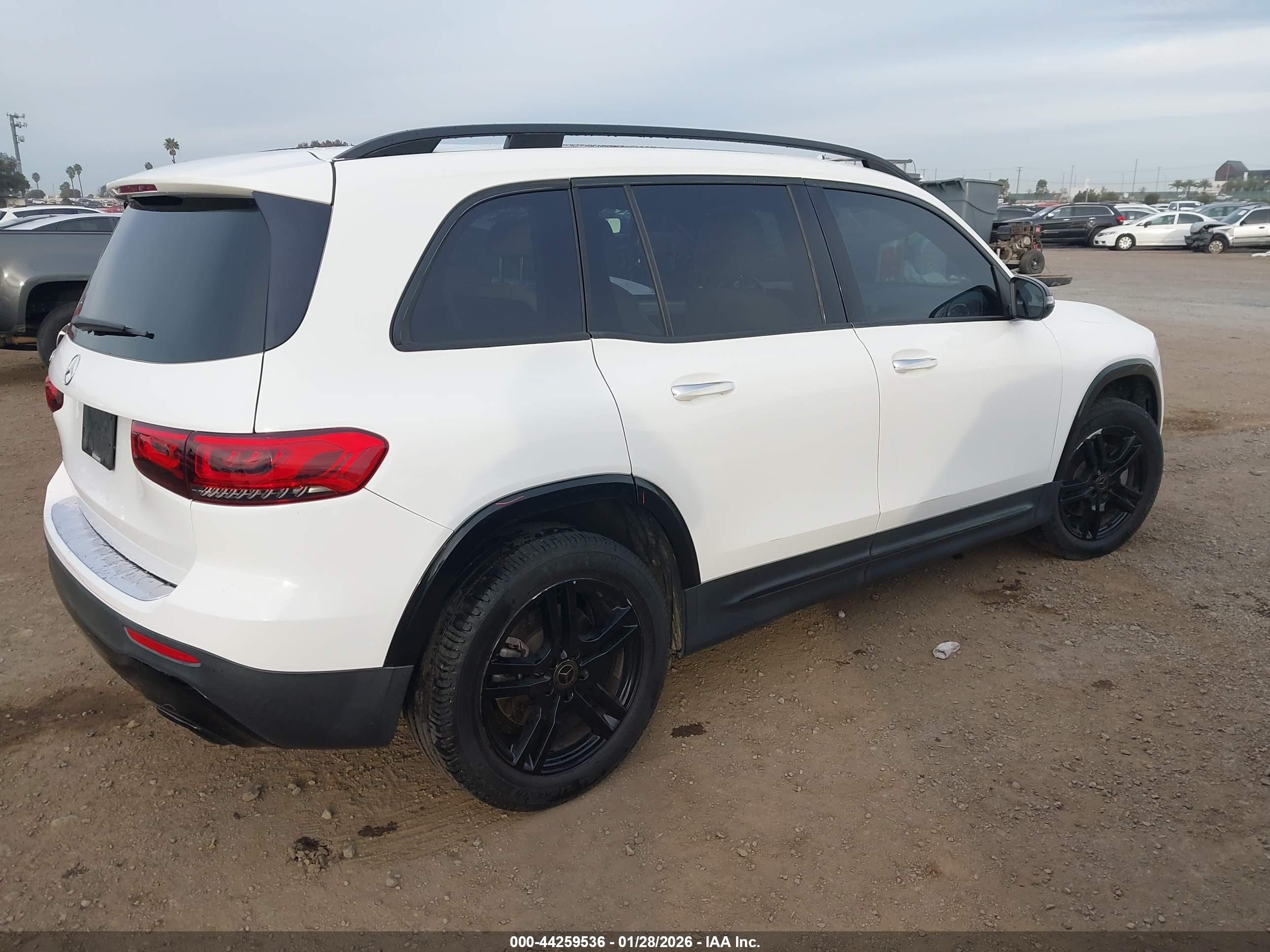 MERCEDES-BENZ GLB image 4