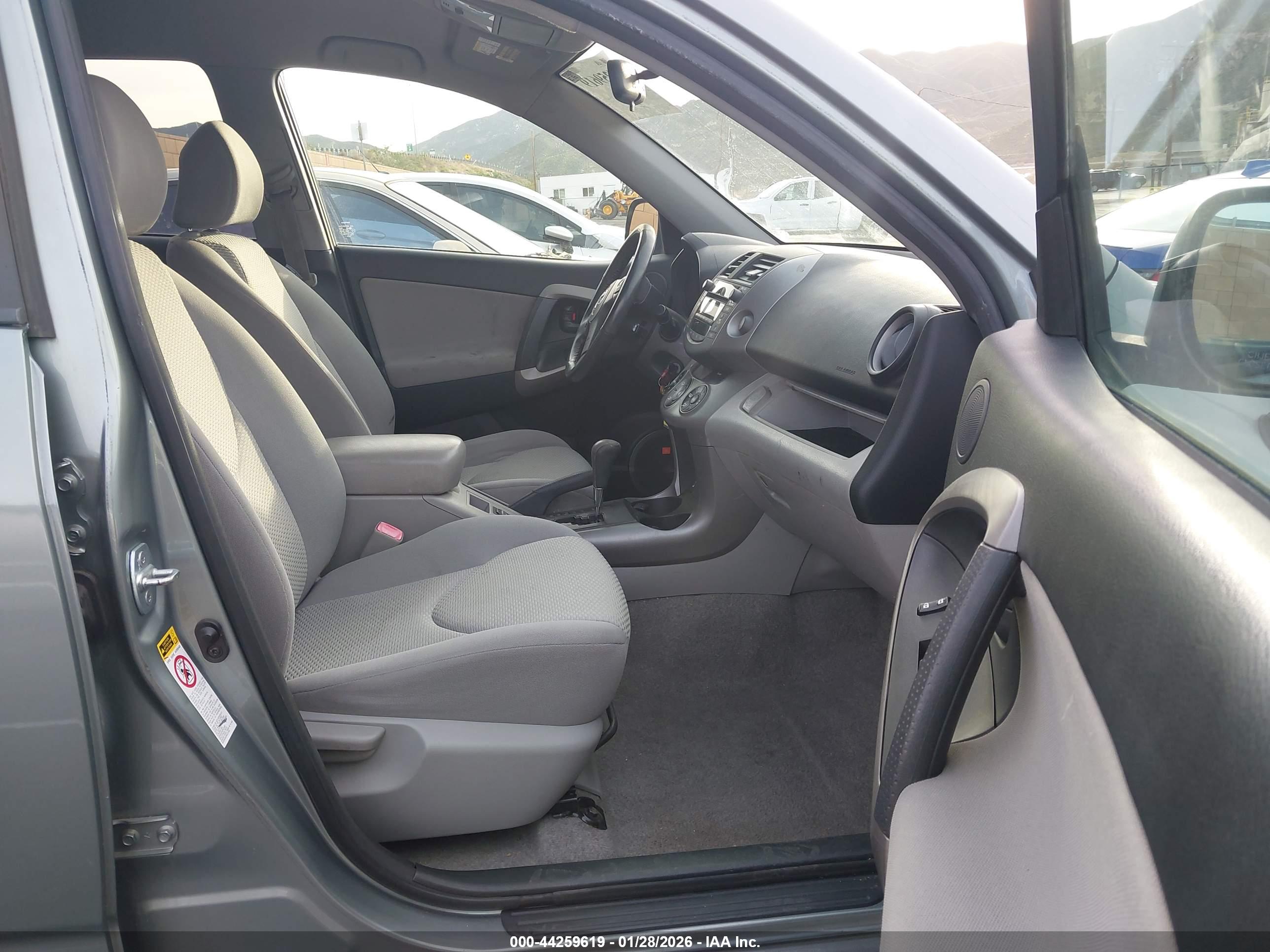 TOYOTA RAV4 image 5