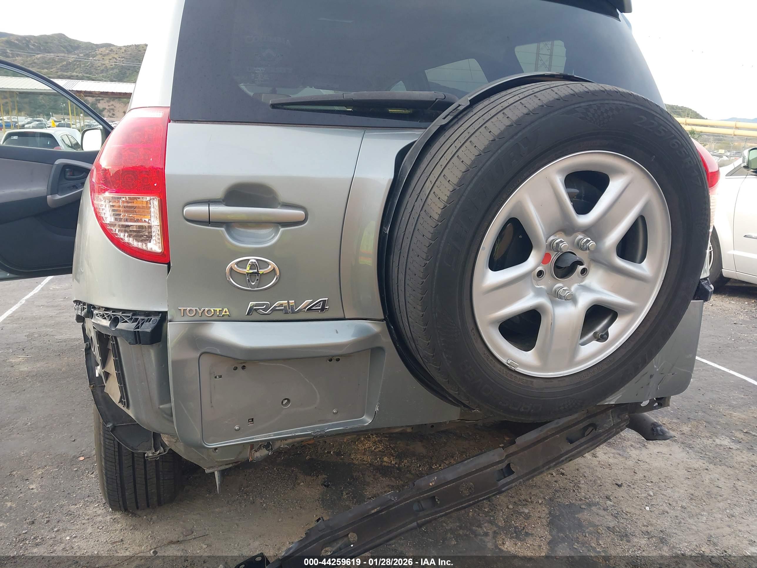 TOYOTA RAV4 image 6