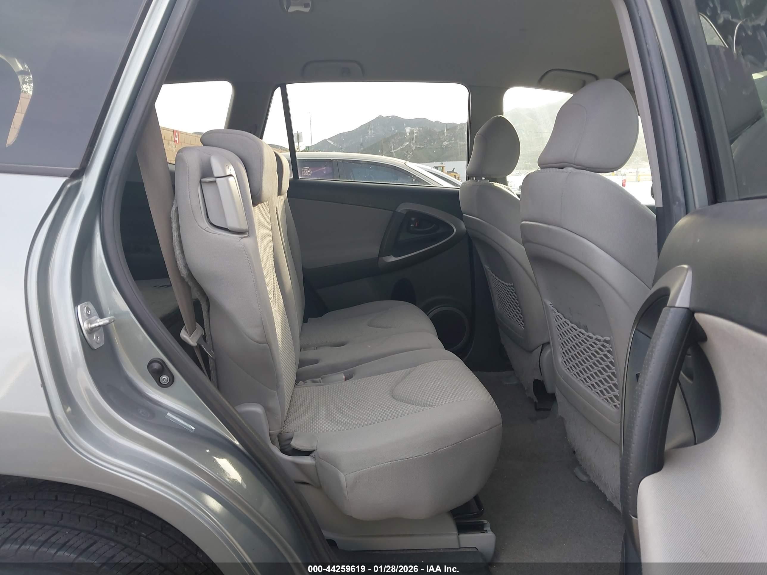 TOYOTA RAV4 image 8