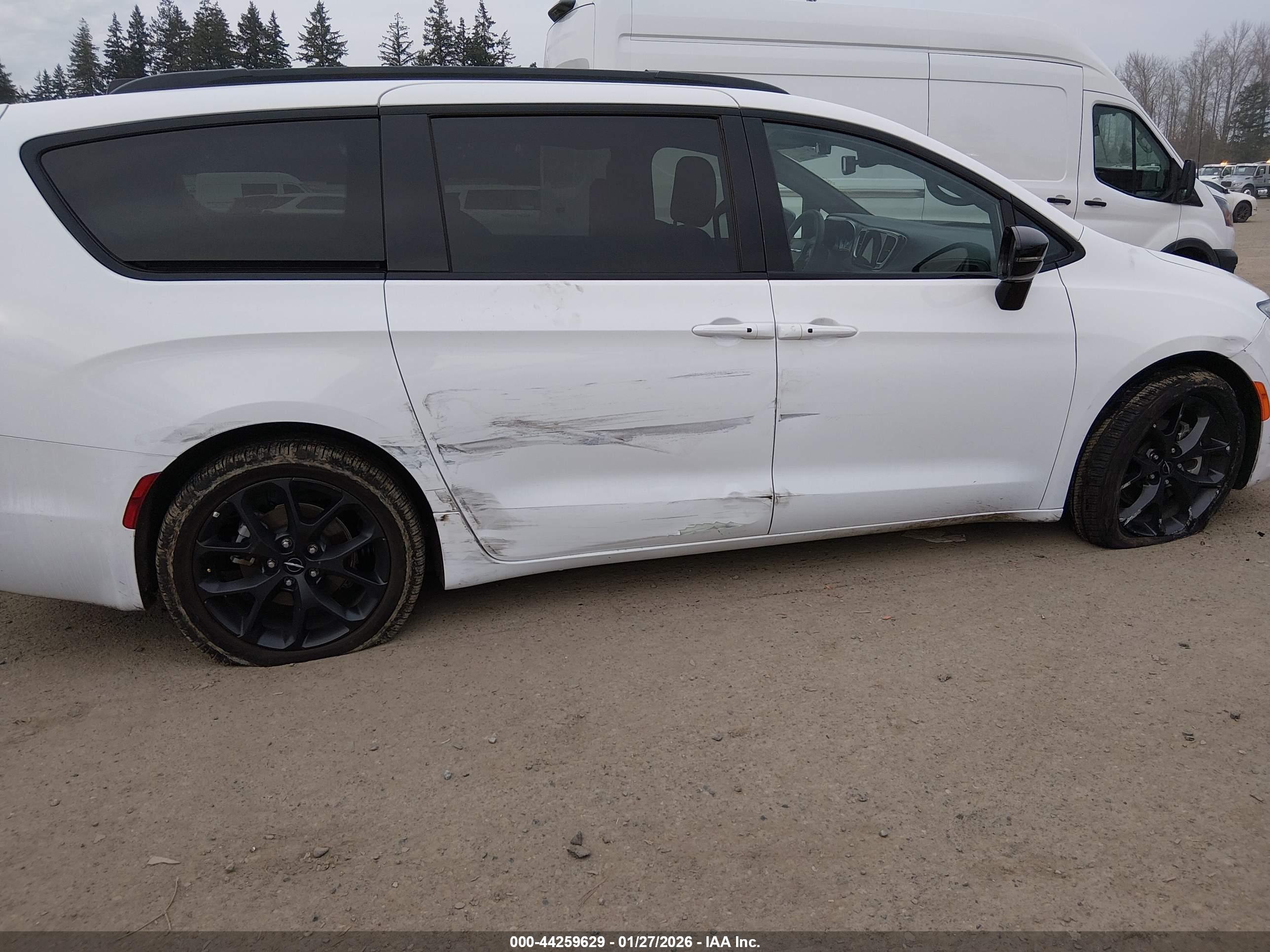 CHRYSLER PACIFICA image 6