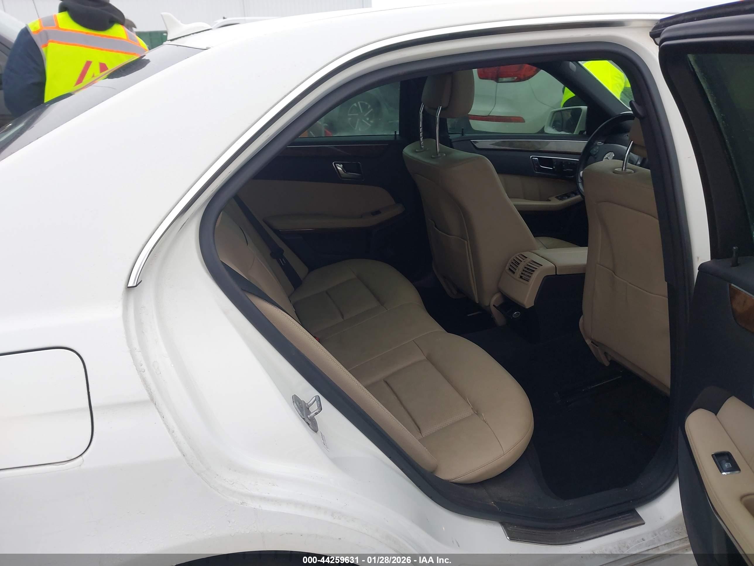 MERCEDES-BENZ E image 8