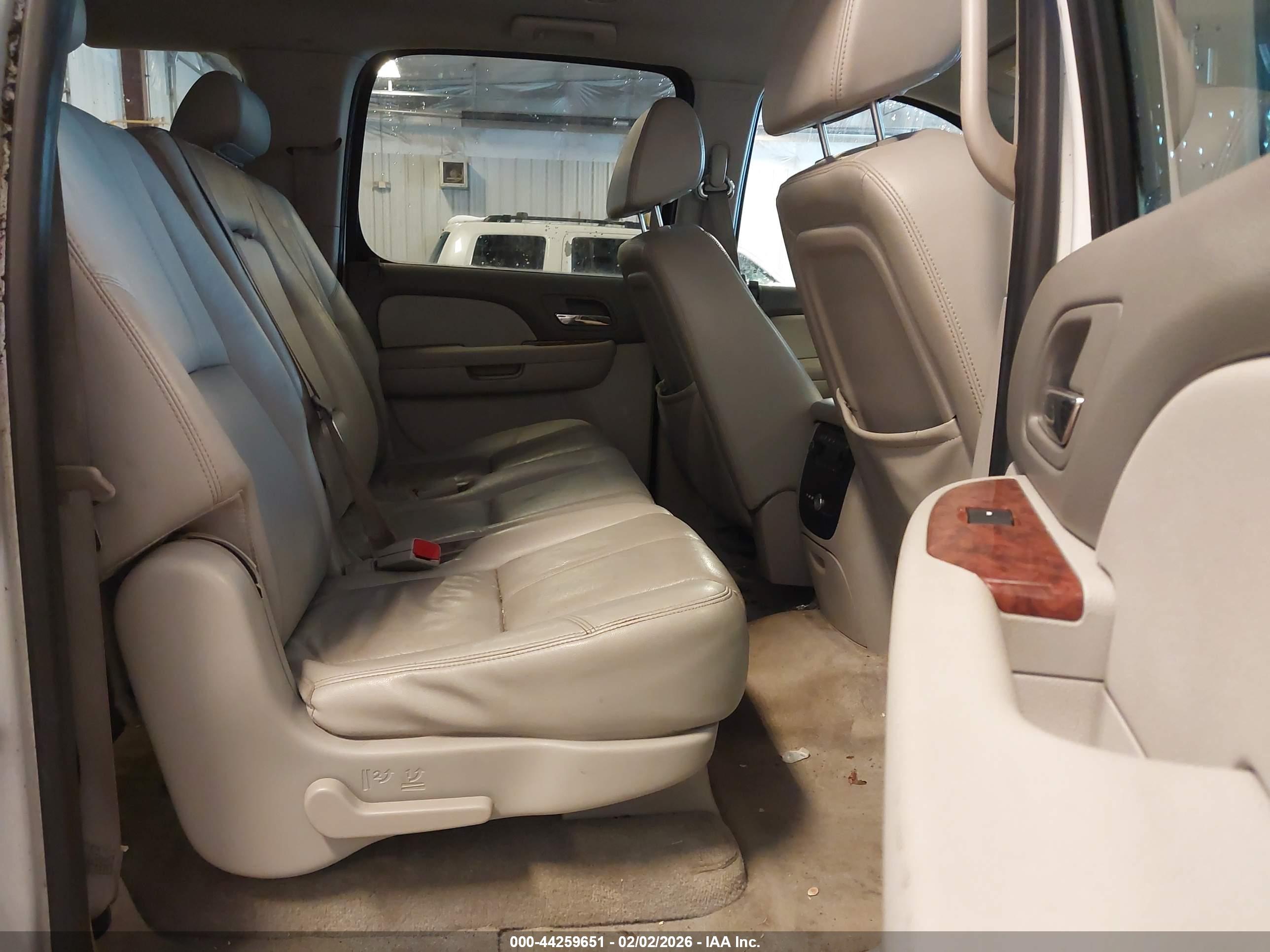 CHEVROLET SUBURBAN image 8