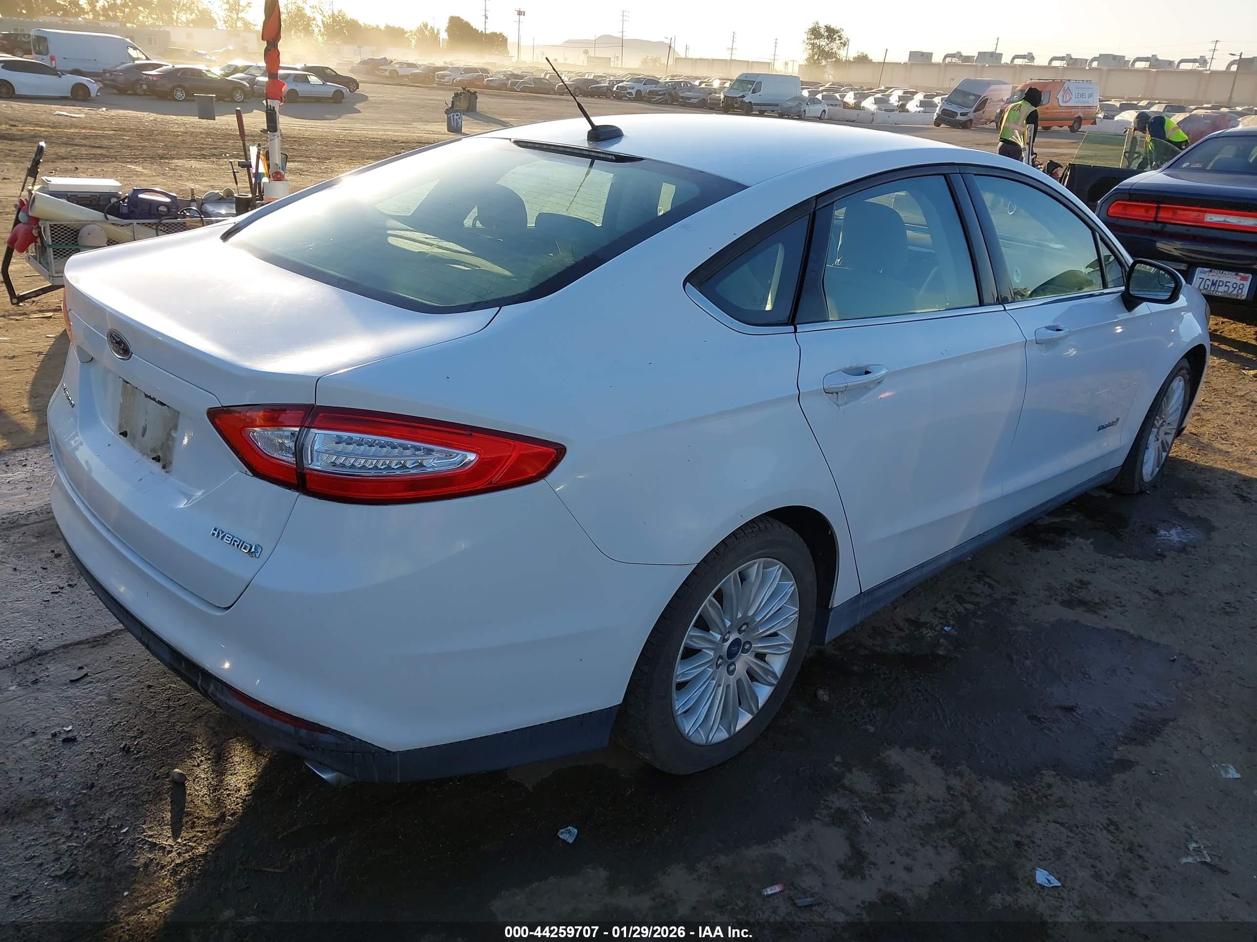 FORD FUSION image 4
