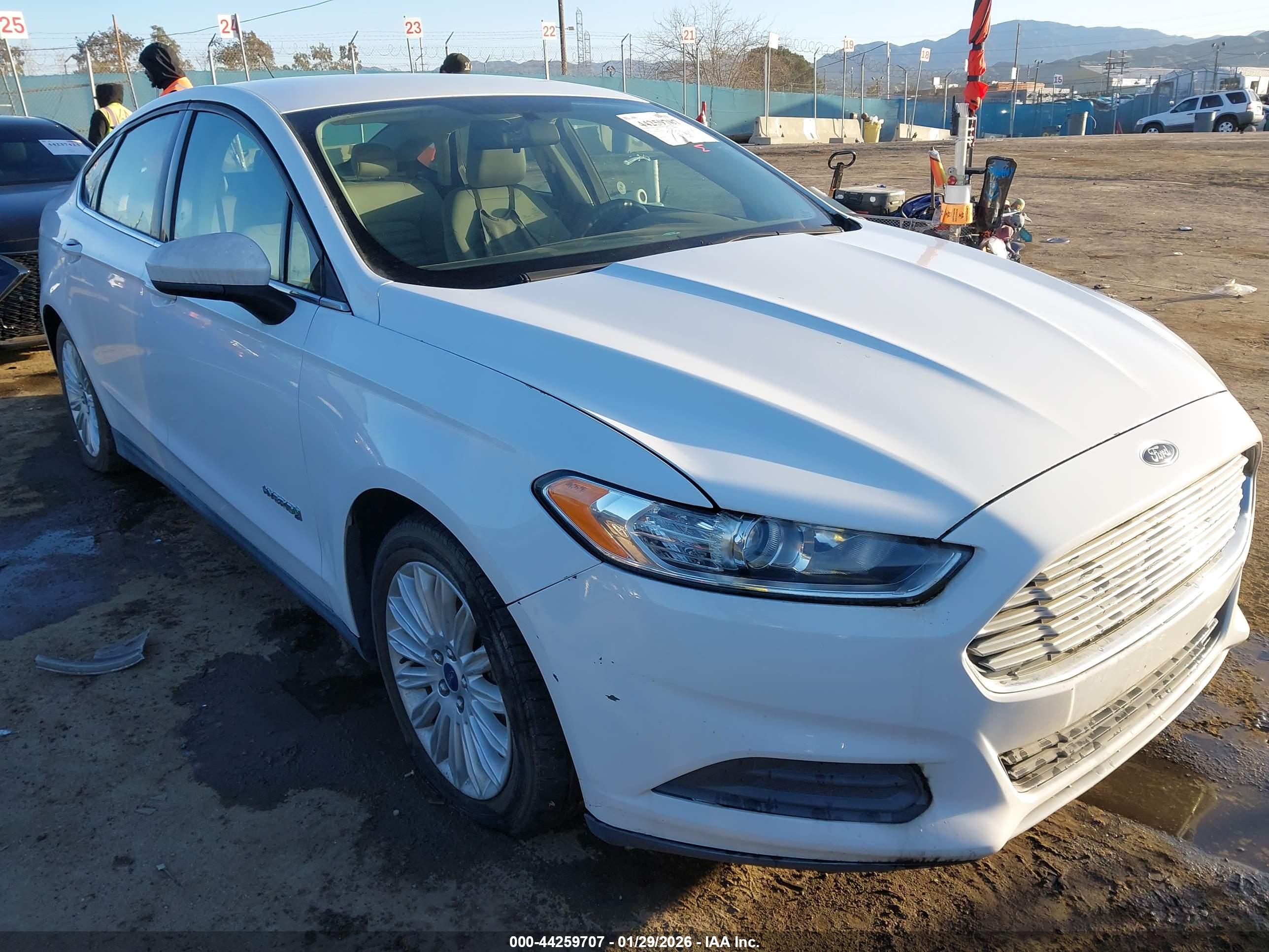 FORD FUSION image 6