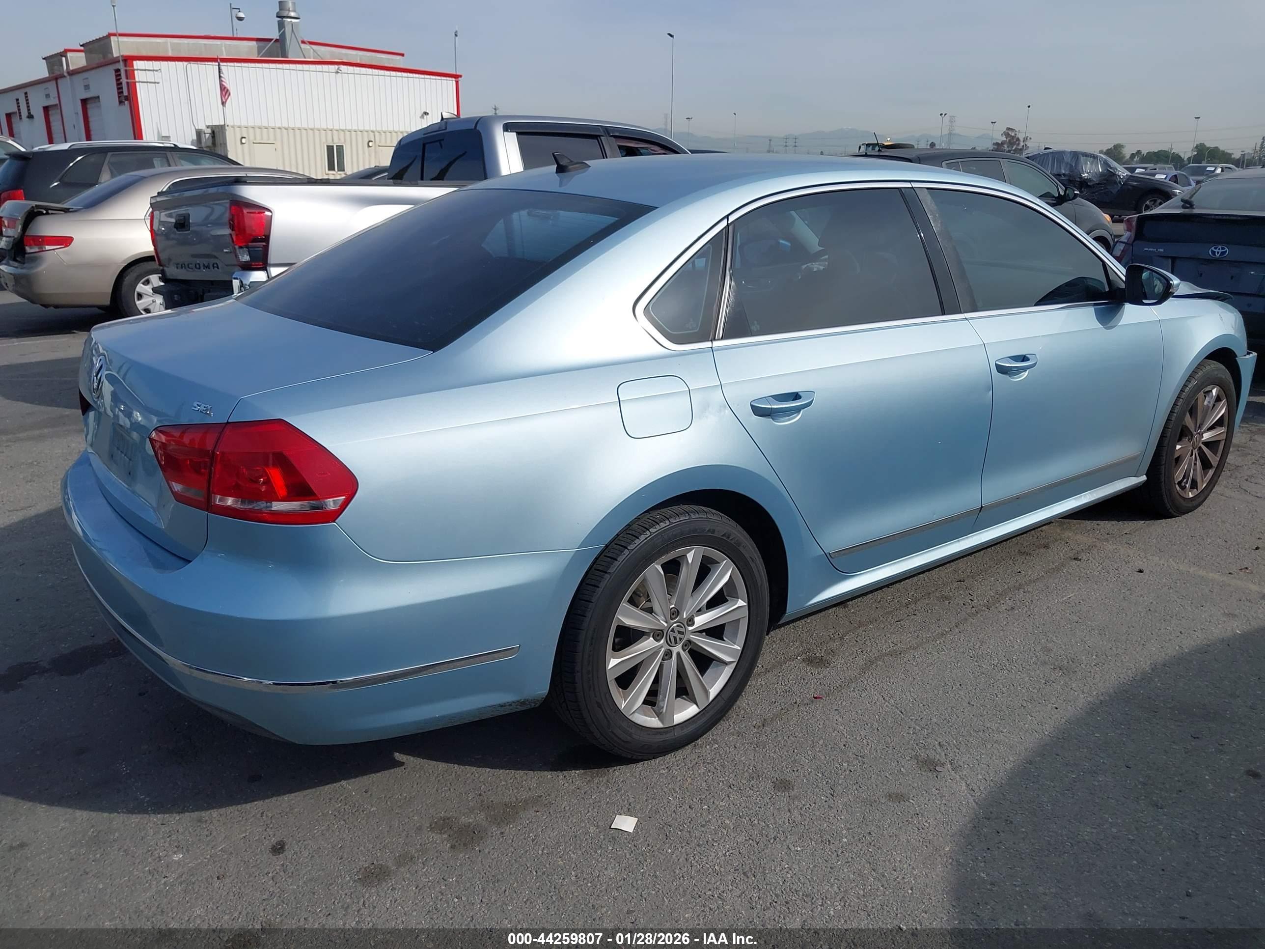 VOLKSWAGEN PASSAT image 4