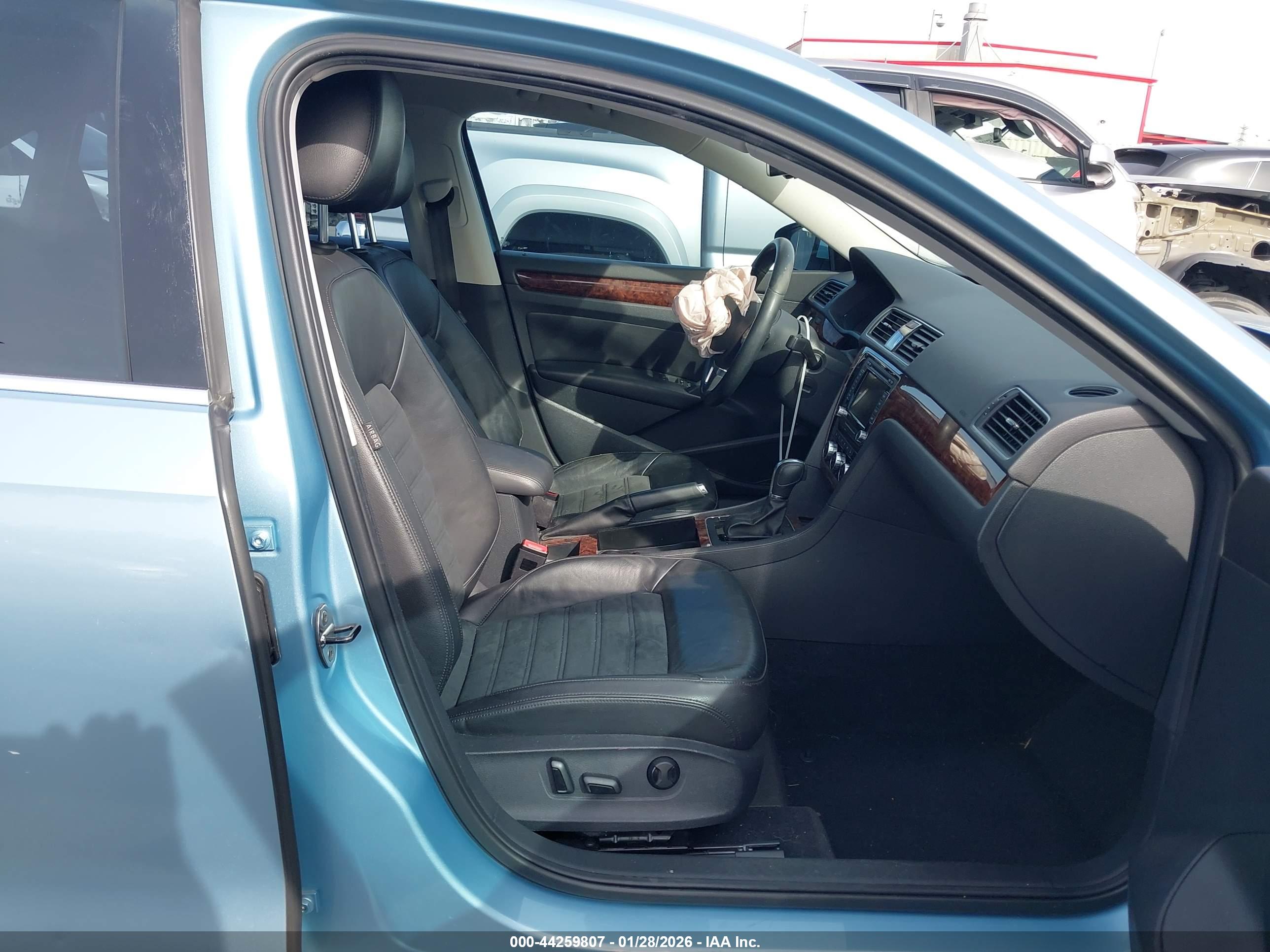 VOLKSWAGEN PASSAT image 5