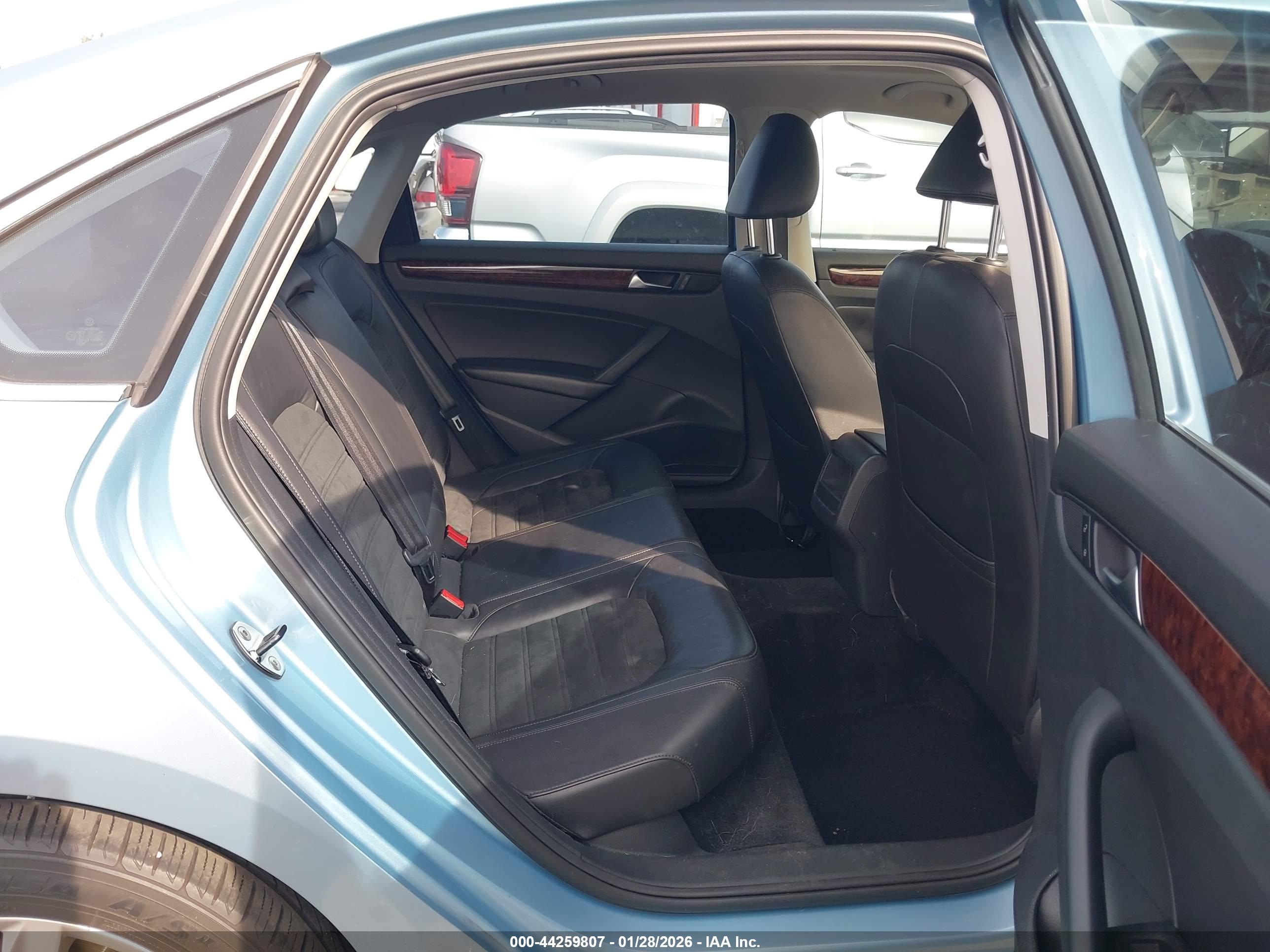 VOLKSWAGEN PASSAT image 8