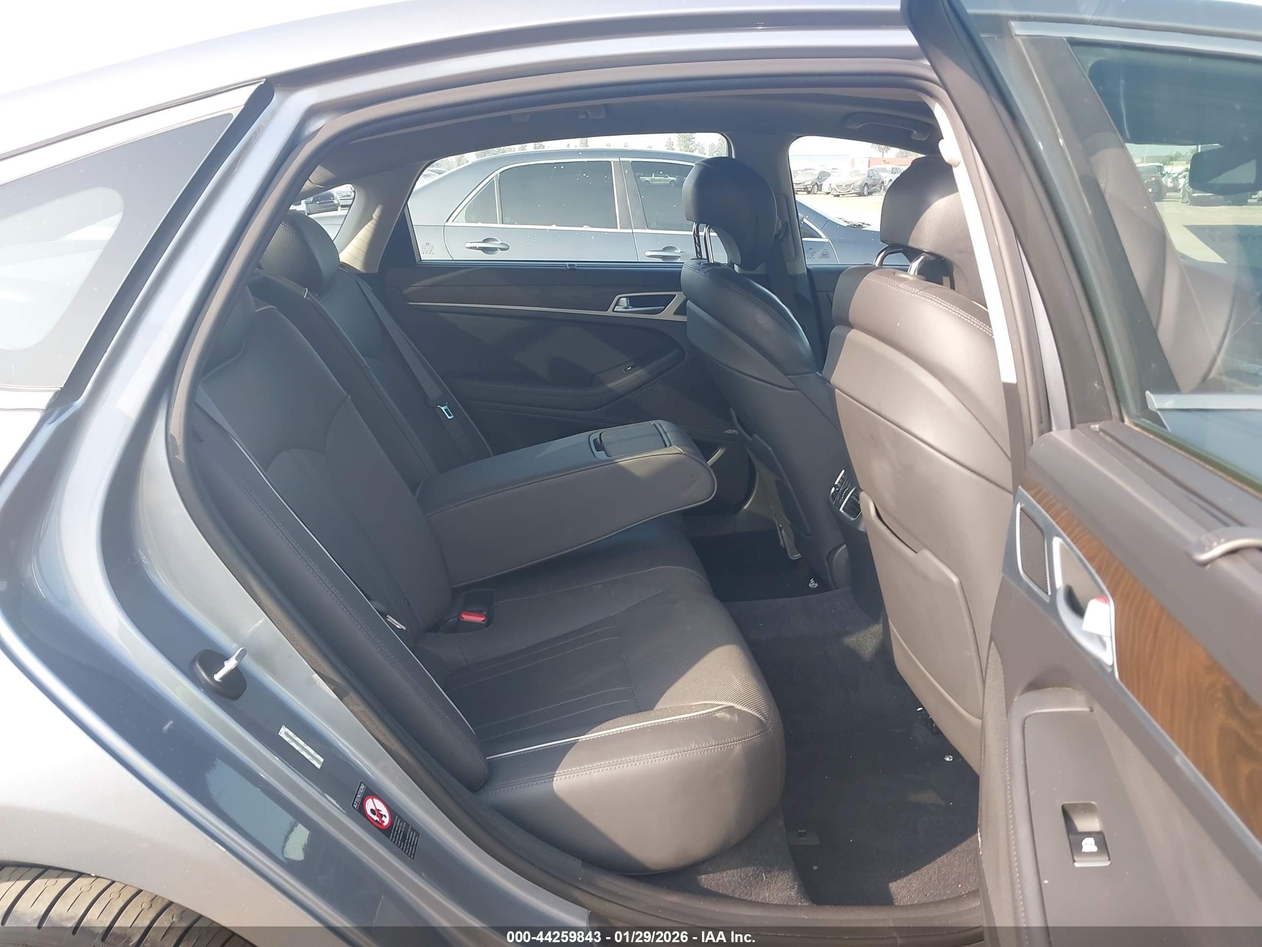 HYUNDAI GENESIS image 8