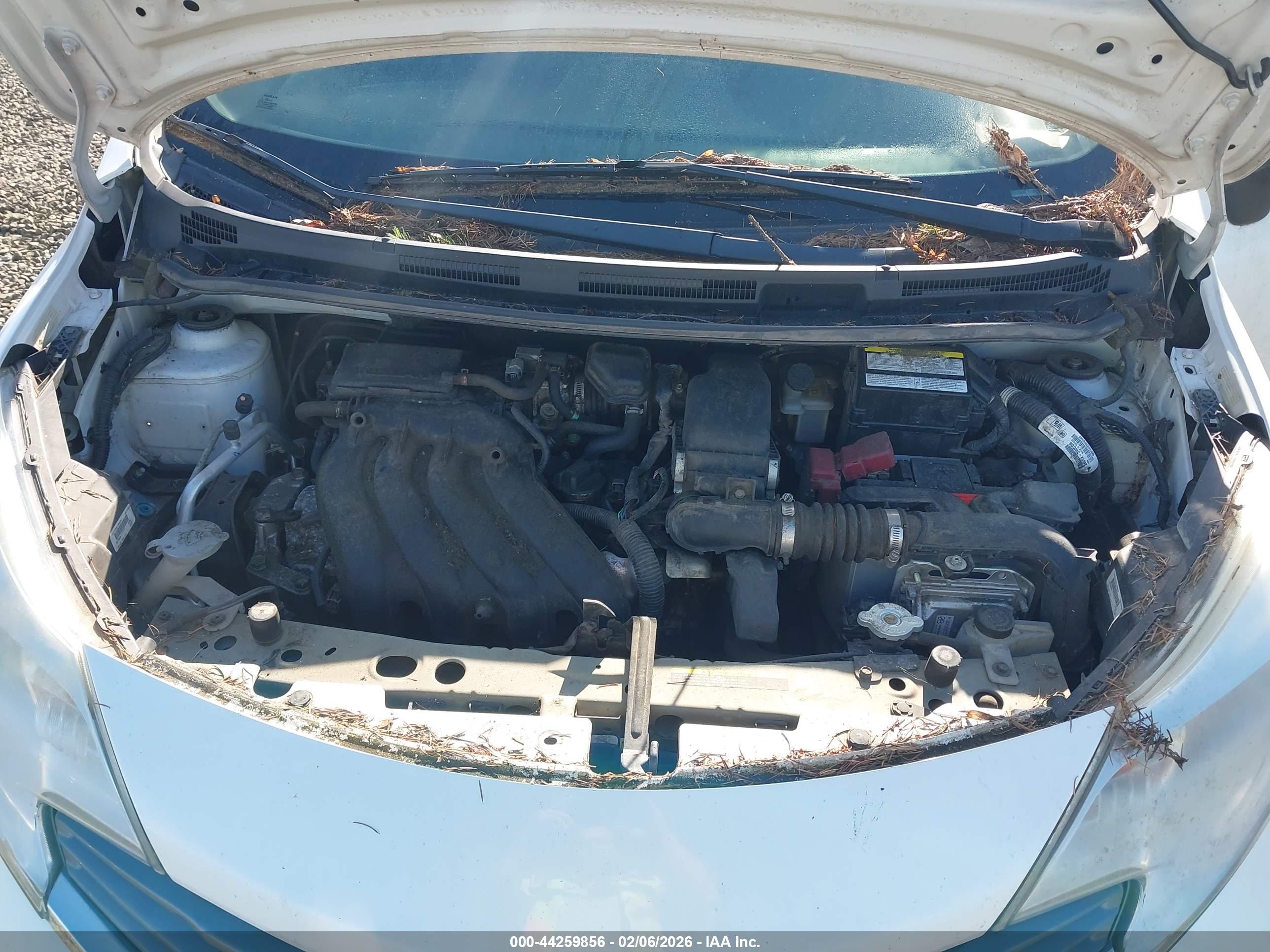 NISSAN VERSA image 10