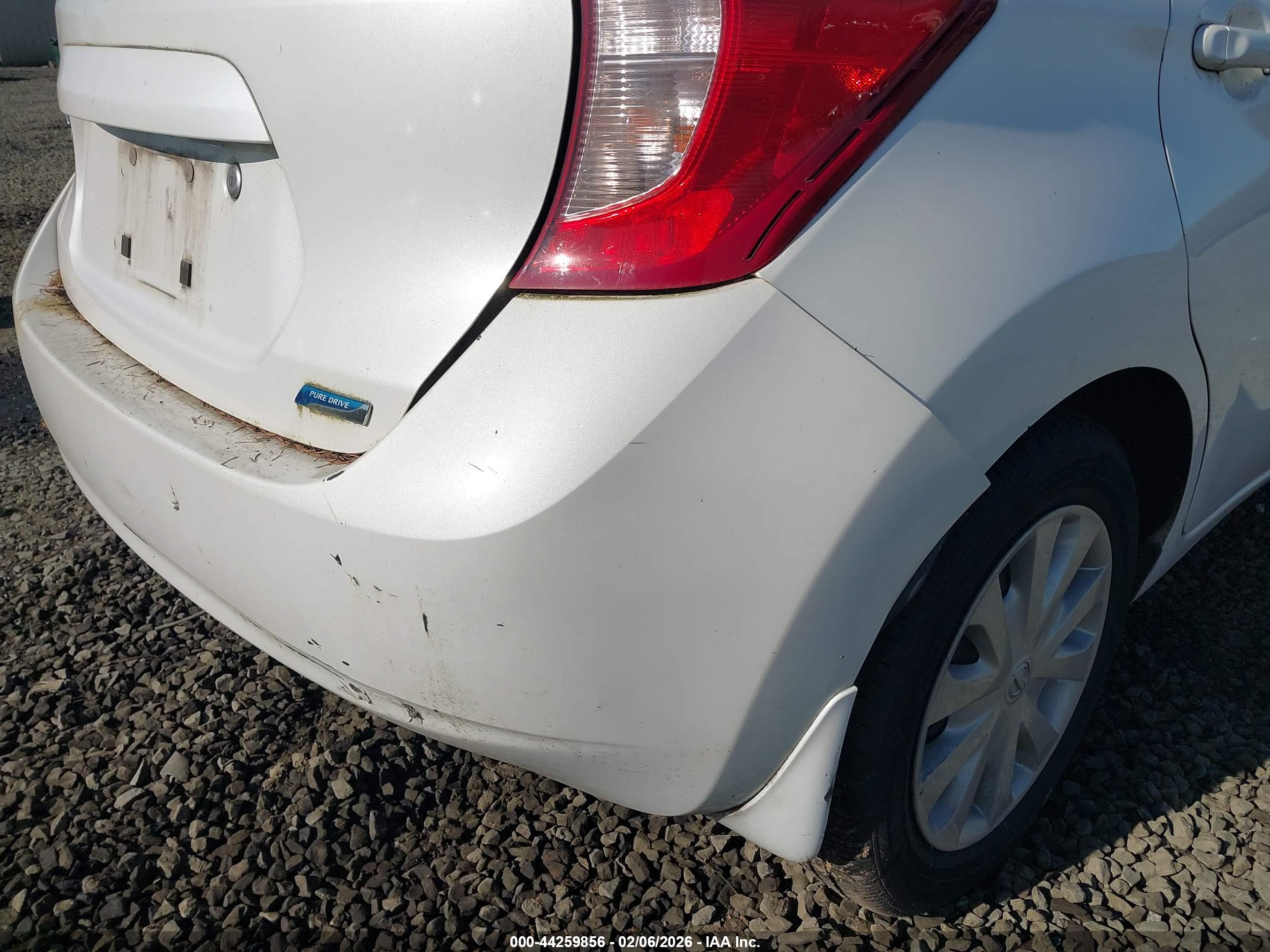 NISSAN VERSA image 6