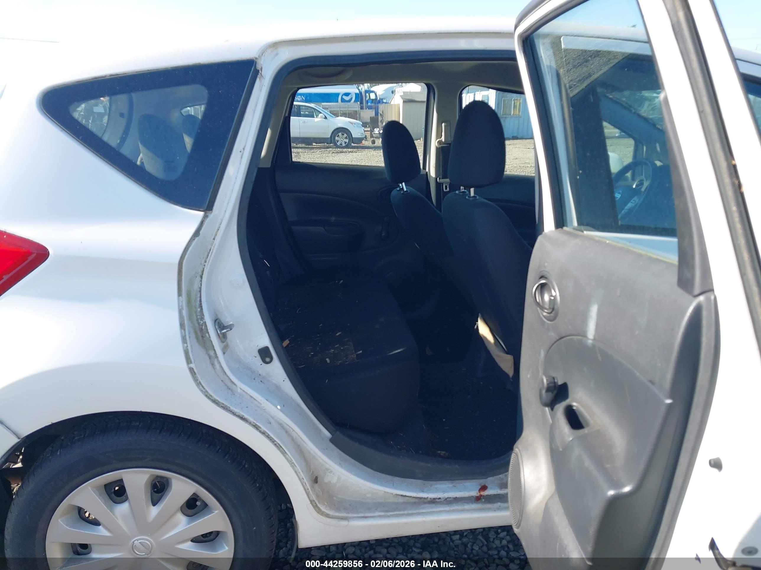 NISSAN VERSA image 8