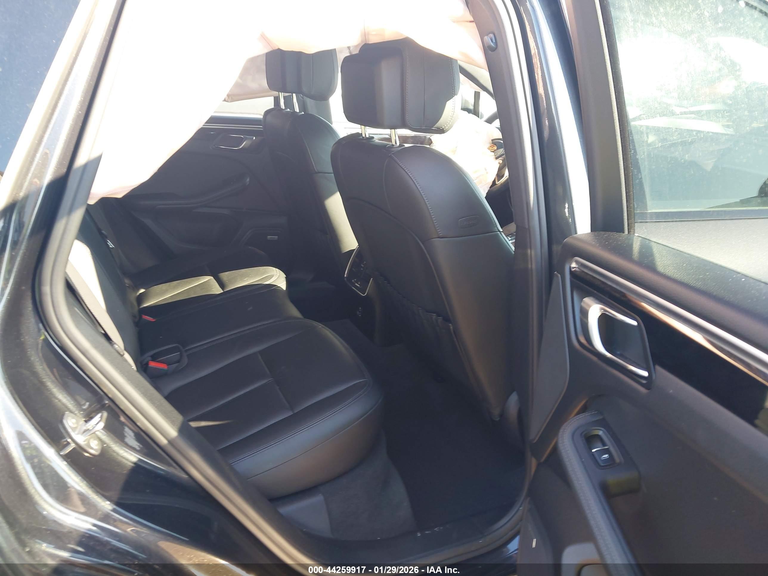 PORSCHE MACAN image 8