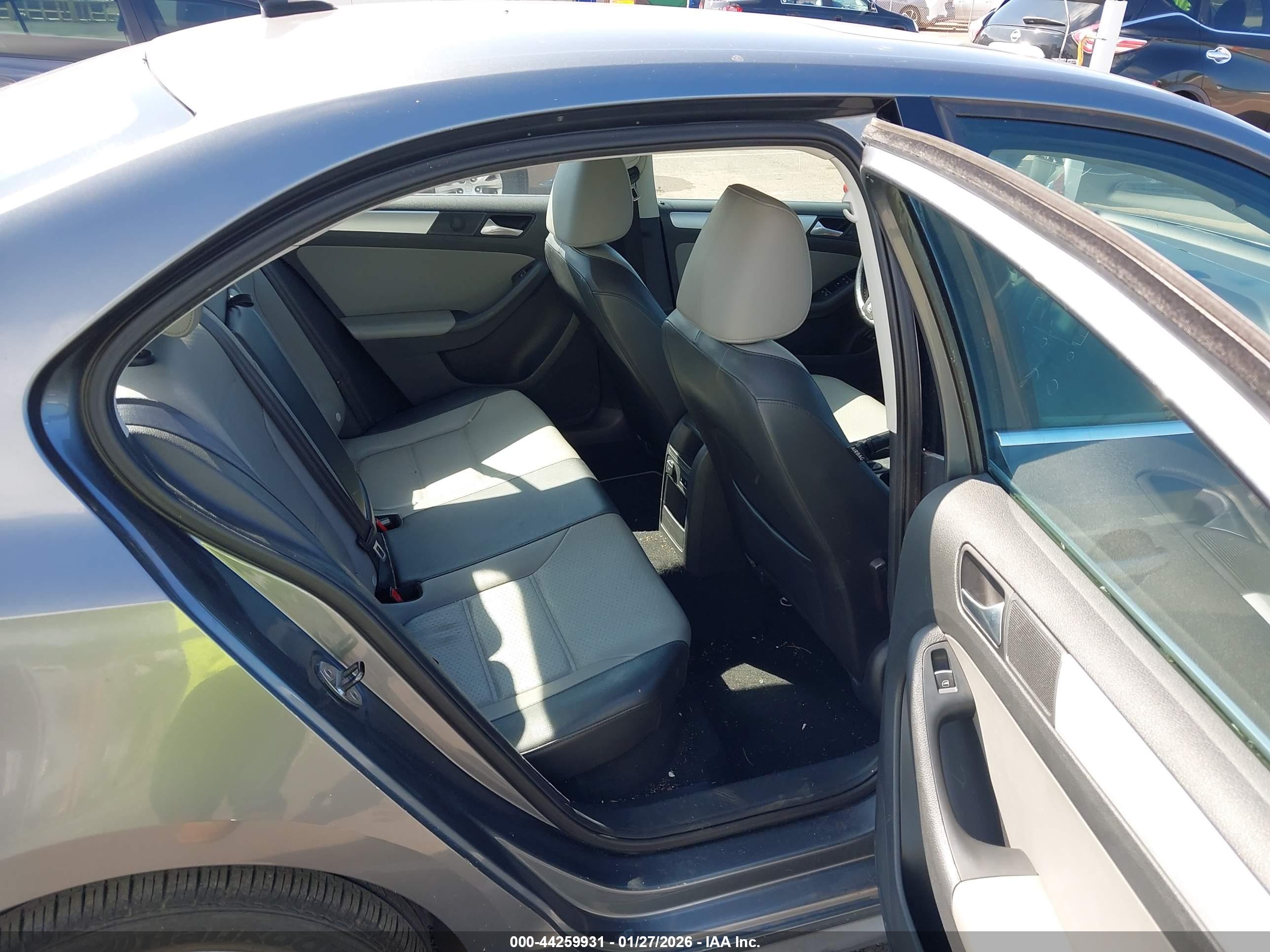 VOLKSWAGEN JETTA image 8