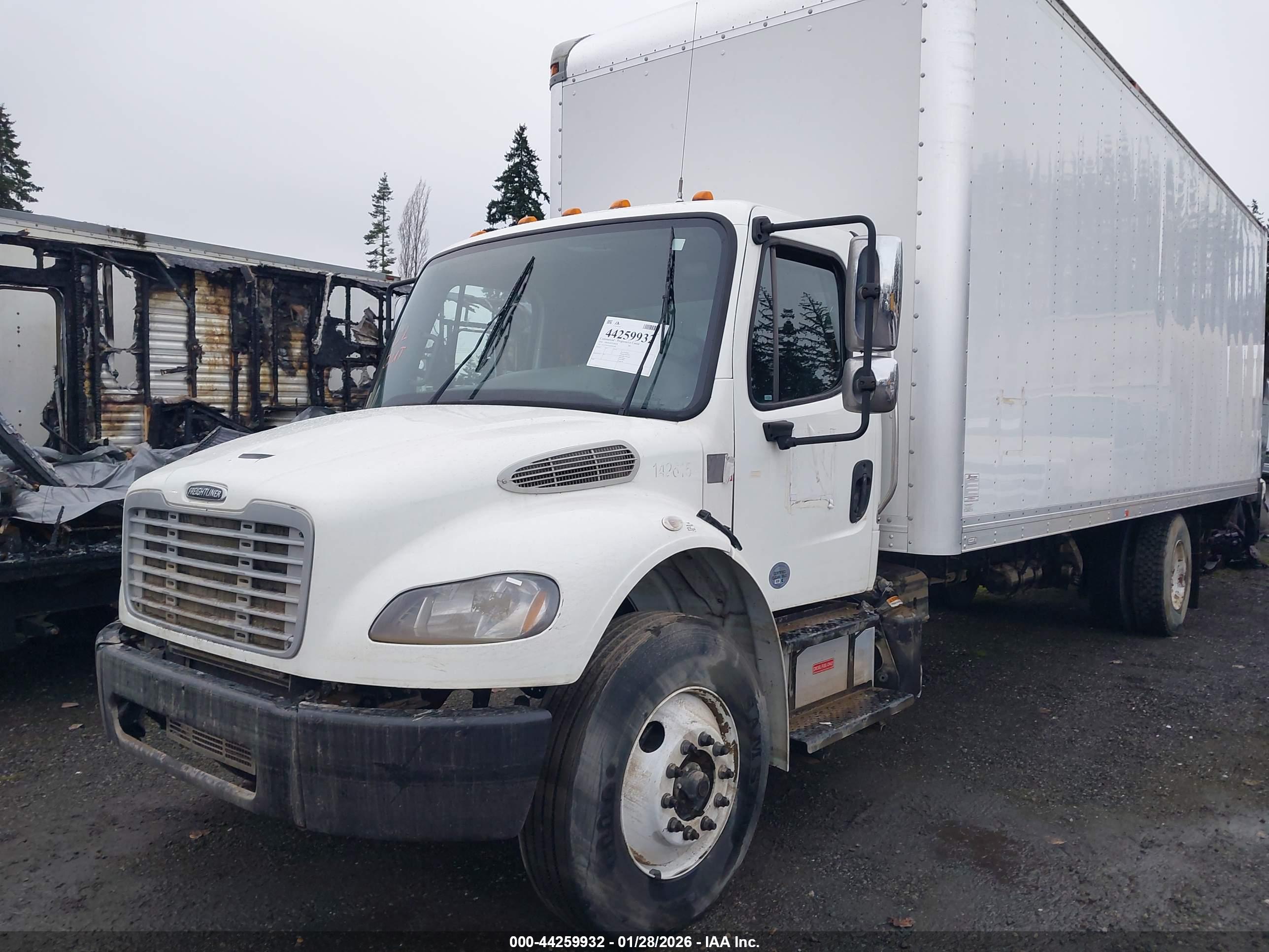 FREIGHTLINER M2 image 2