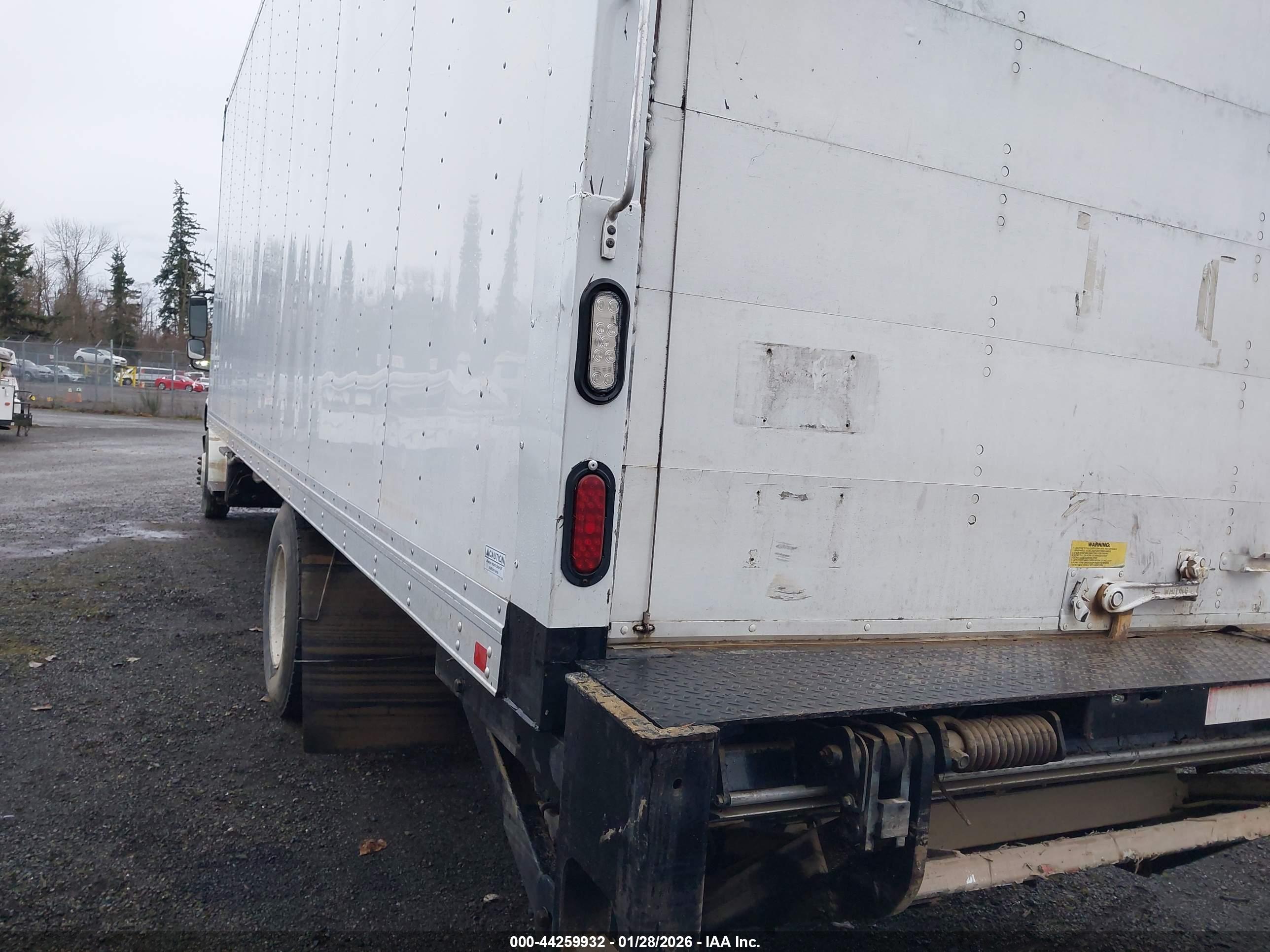 FREIGHTLINER M2 image 3
