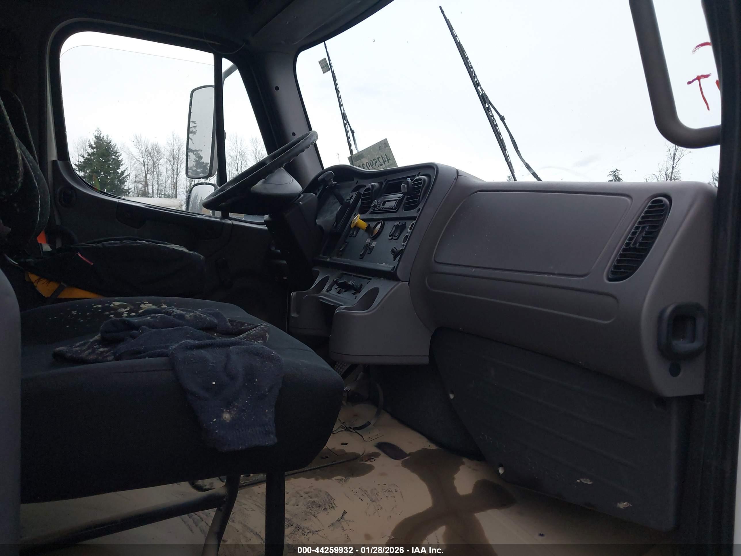 FREIGHTLINER M2 image 5