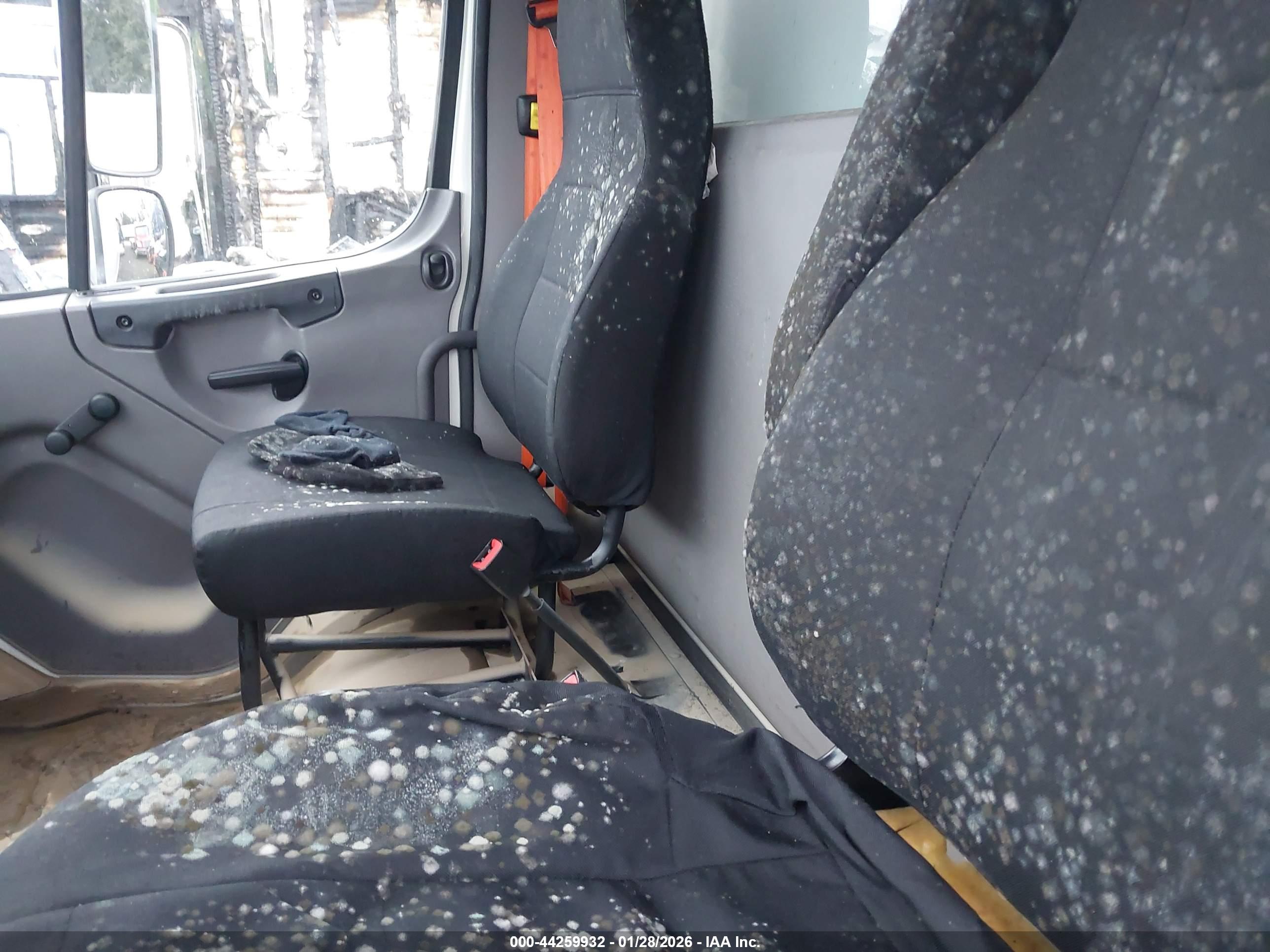 FREIGHTLINER M2 image 7