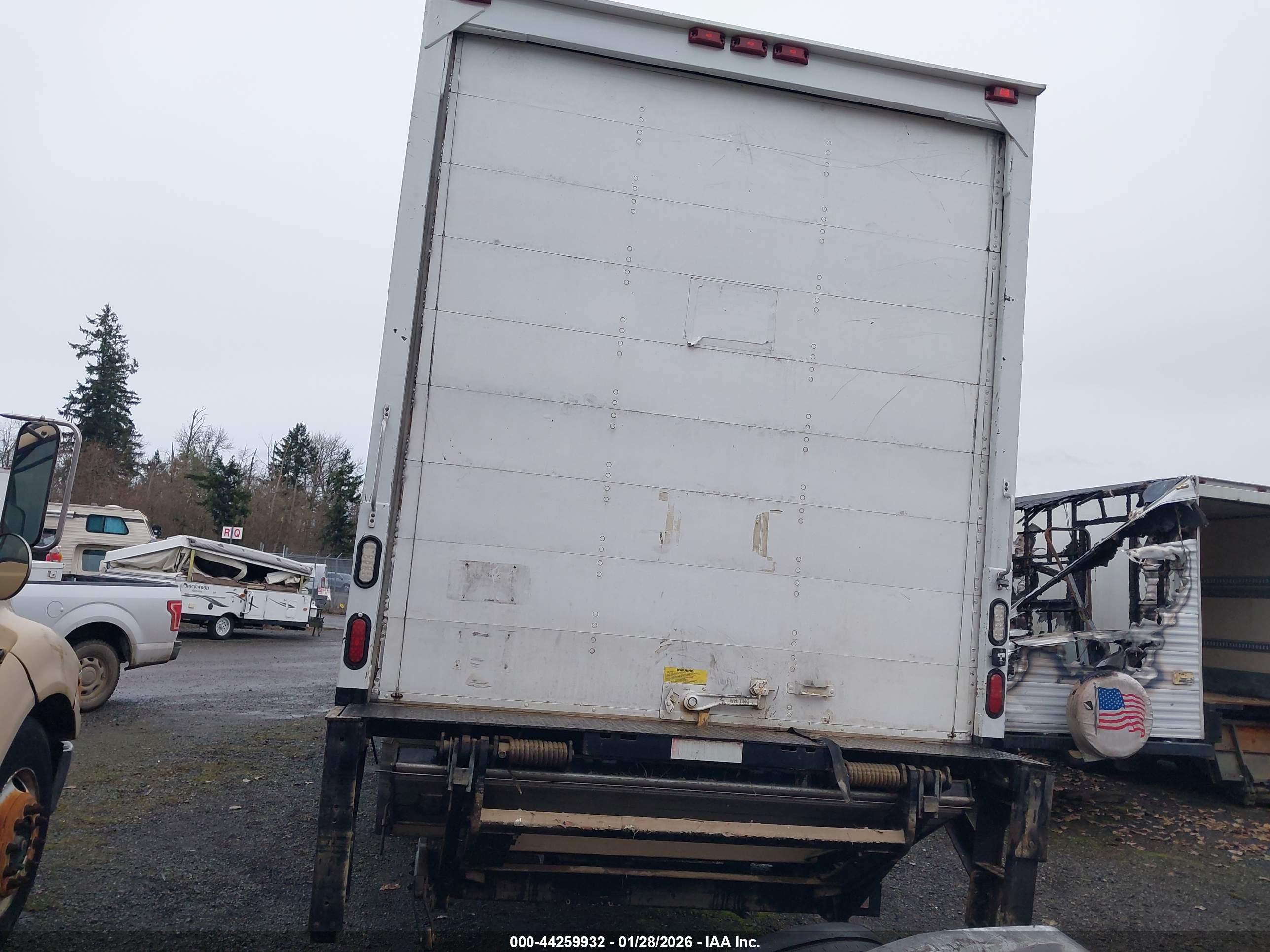 FREIGHTLINER M2 image 8