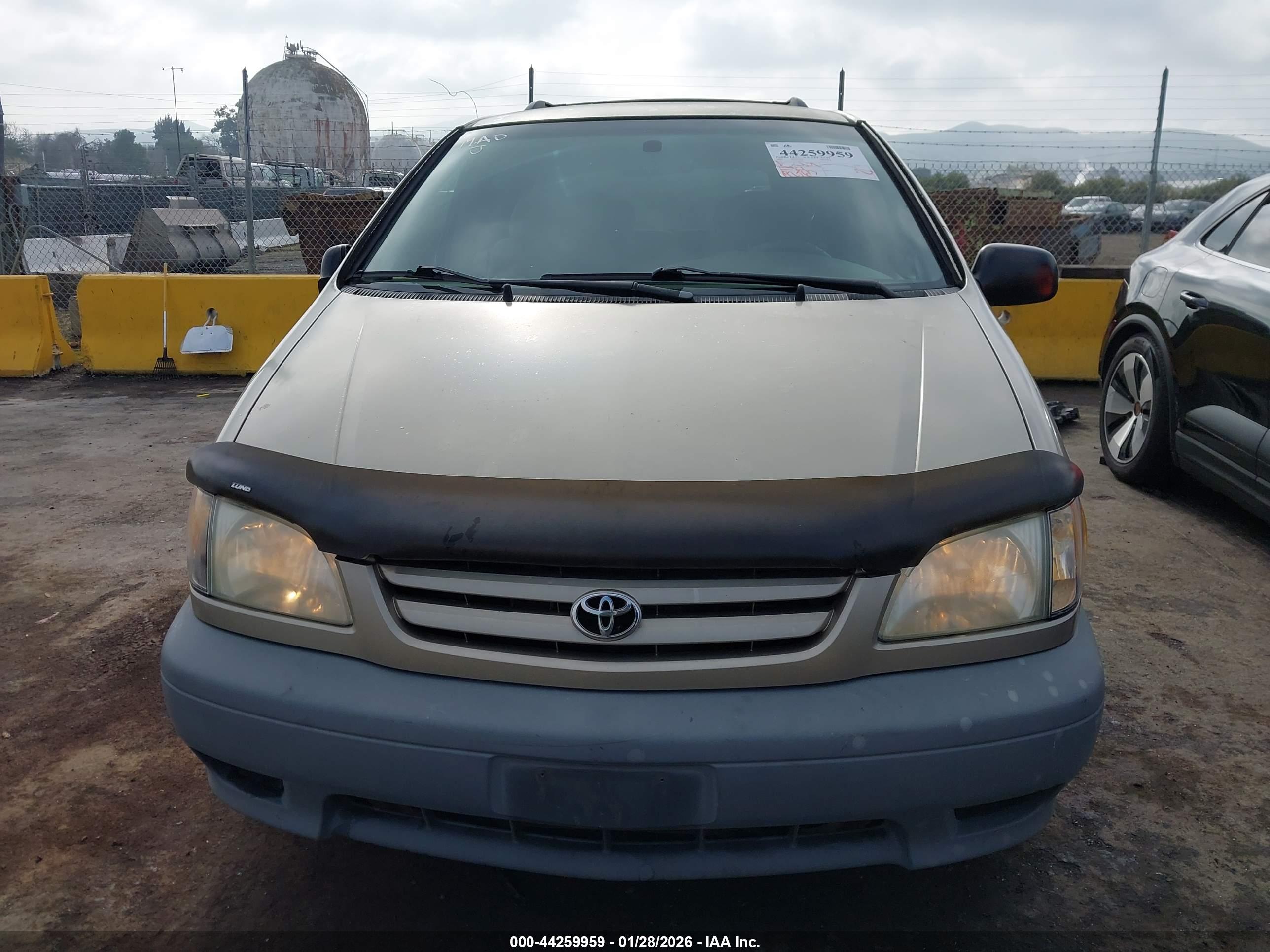 TOYOTA SIENNA image 6