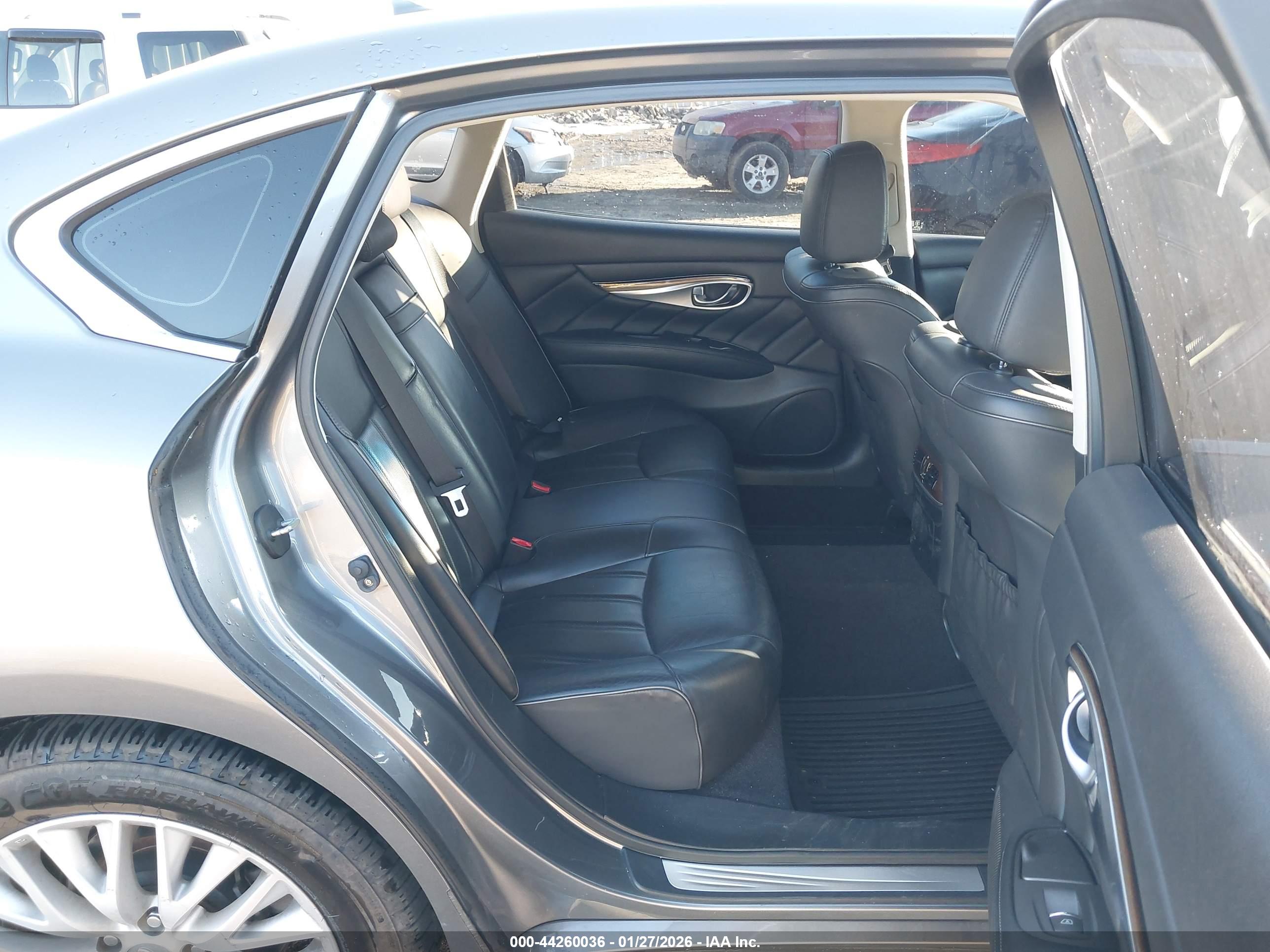 INFINITI Q70L image 8
