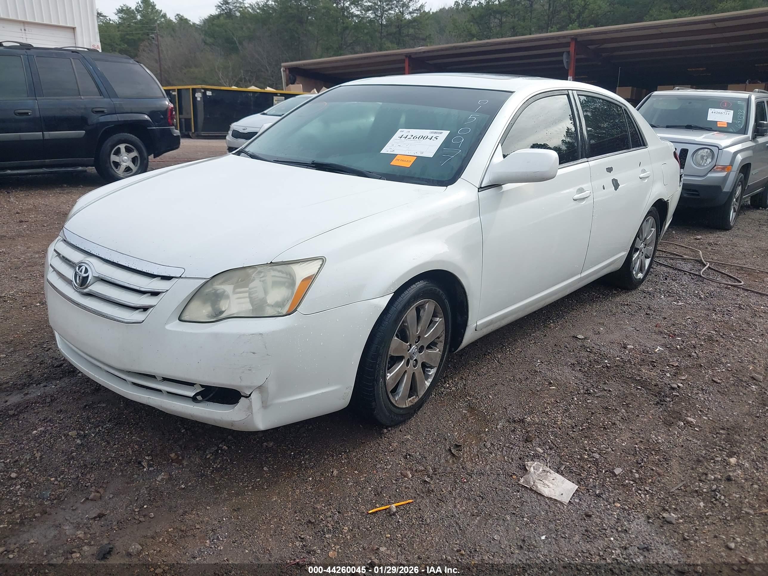 TOYOTA AVALON image 2